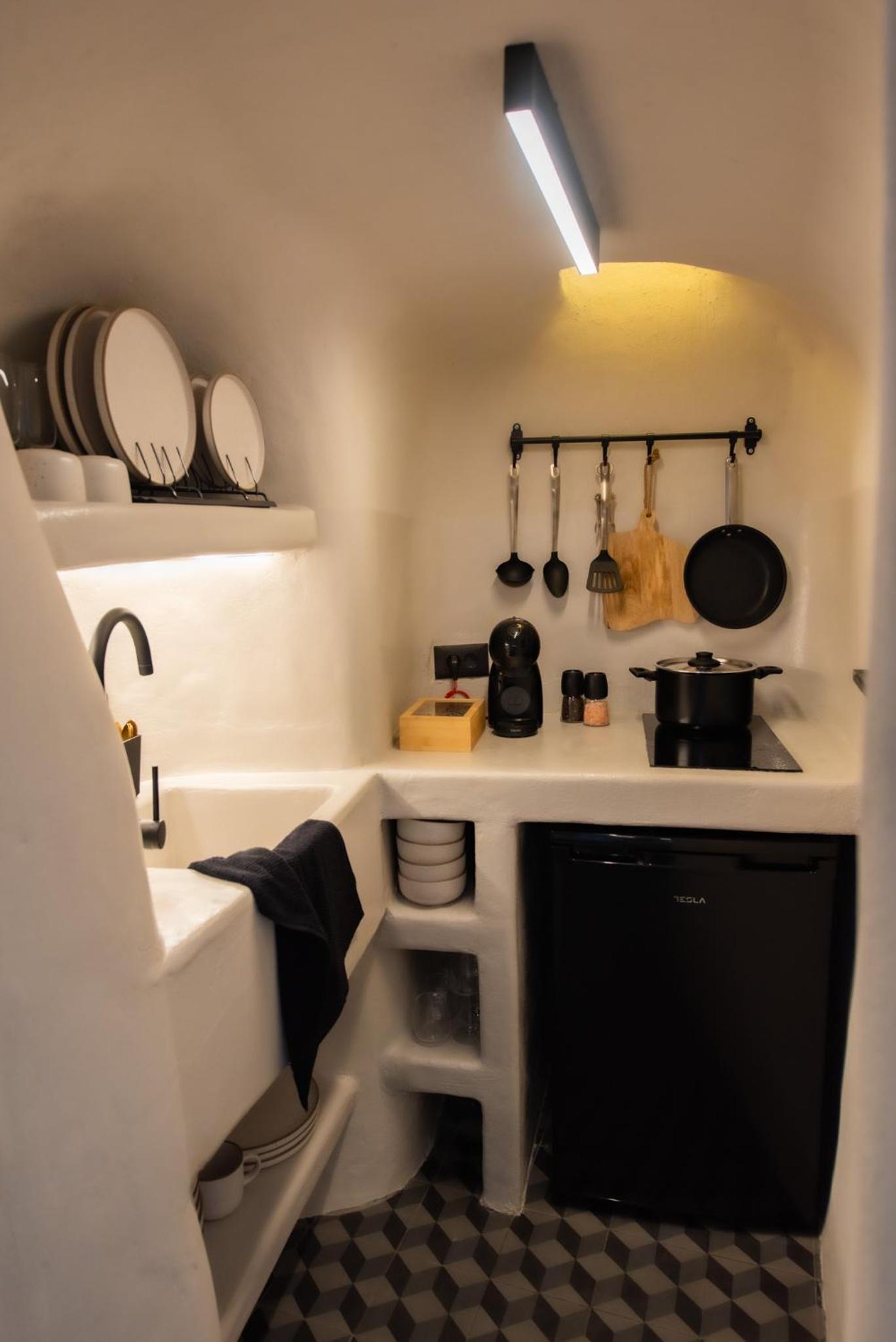 Noir Cave Villa with private Jacuzzi and Sunset Terrace photo 3
