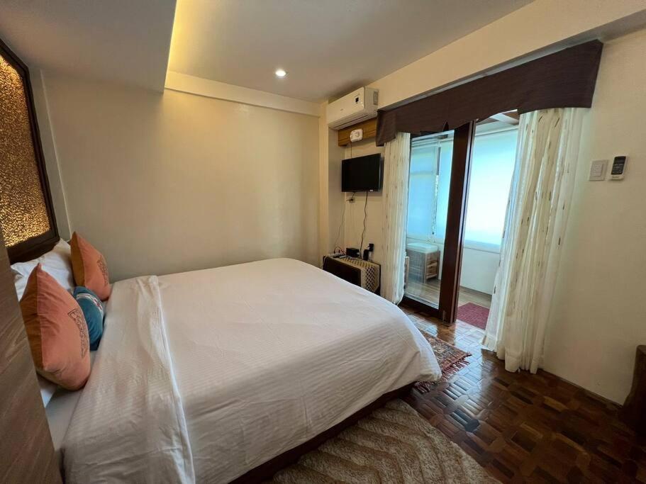 Chic Suite with Mountain View and Zen Room Access view 4