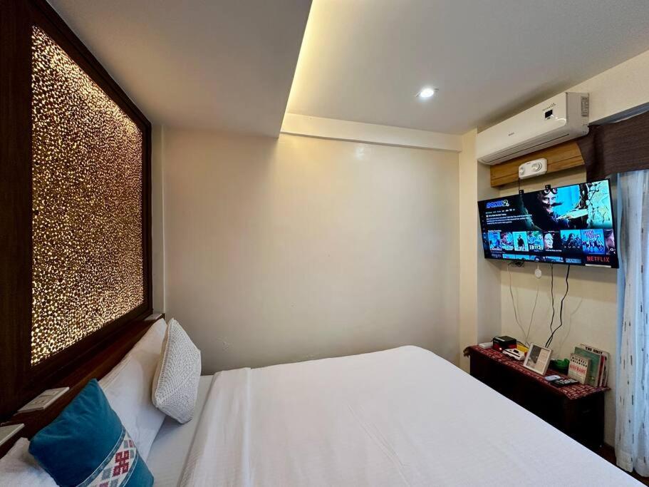 Chic Suite with Mountain View and Zen Room Access view 5