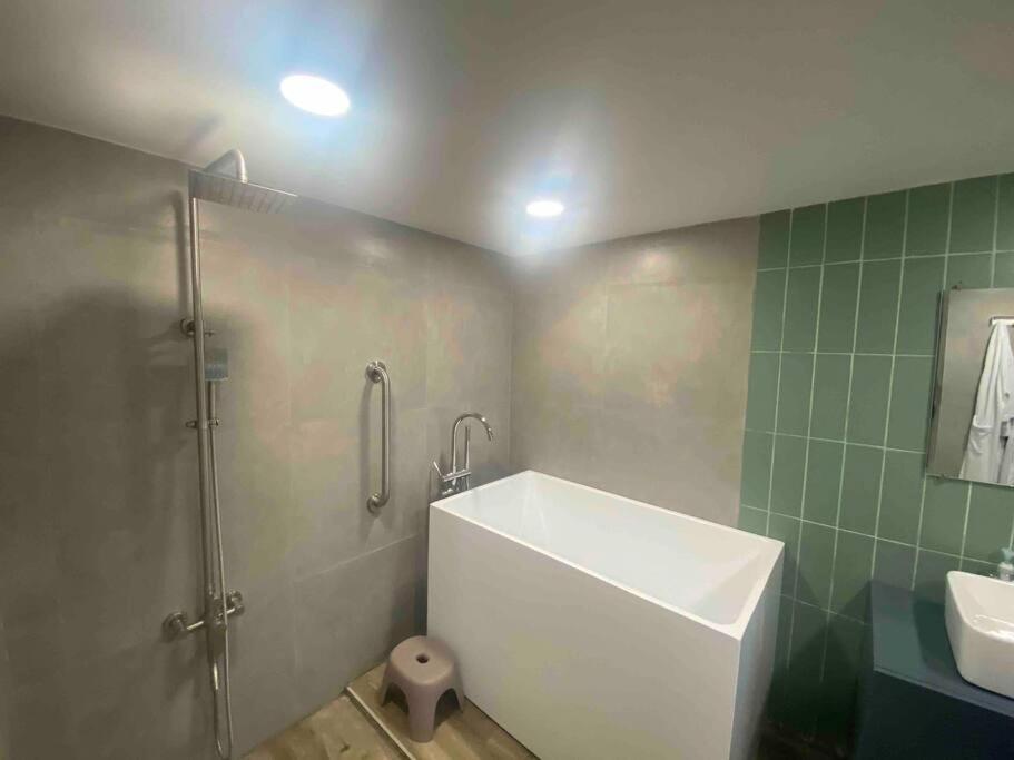Cozy Suite with Private Bathtub, Kitchen & Parking