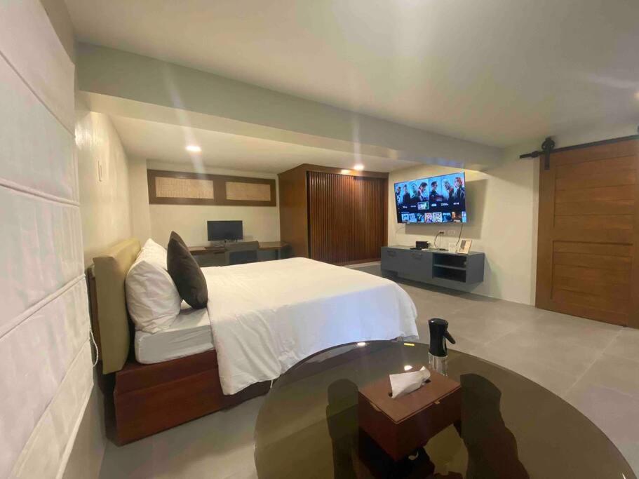 Cozy Suite with Private Bathtub, Kitchen & Parking
