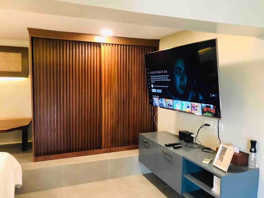 Cozy Suite with Private Bathtub, Kitchen & Parking