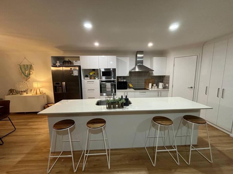 3 Bed Modern Home, Spacious Oasis & Pool