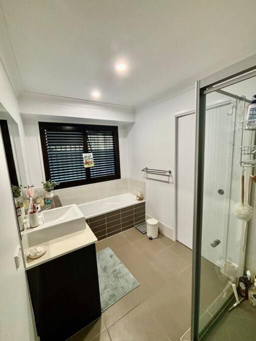 3 Bed Modern Home, Spacious Oasis & Pool