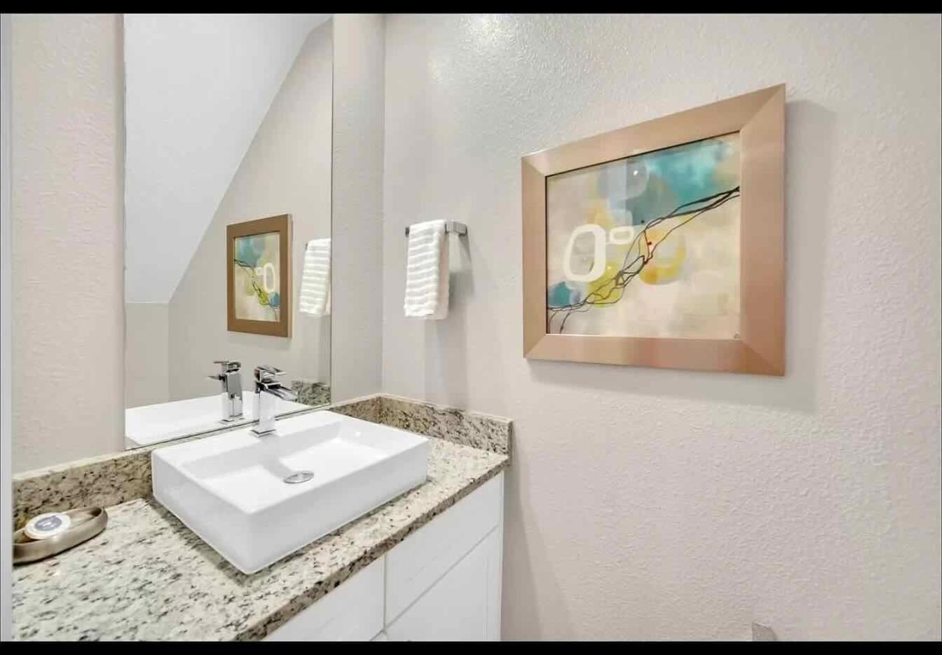 Gorgeous Townhouse 15 Min from Disney 1st Floor Steps Away from Pool