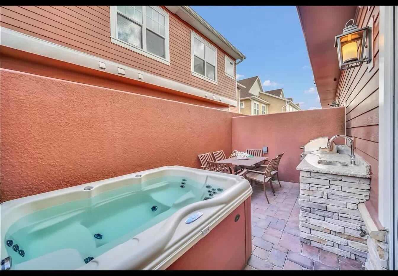 Gorgeous Townhouse 15 Min from Disney 1st Floor Steps Away from Pool