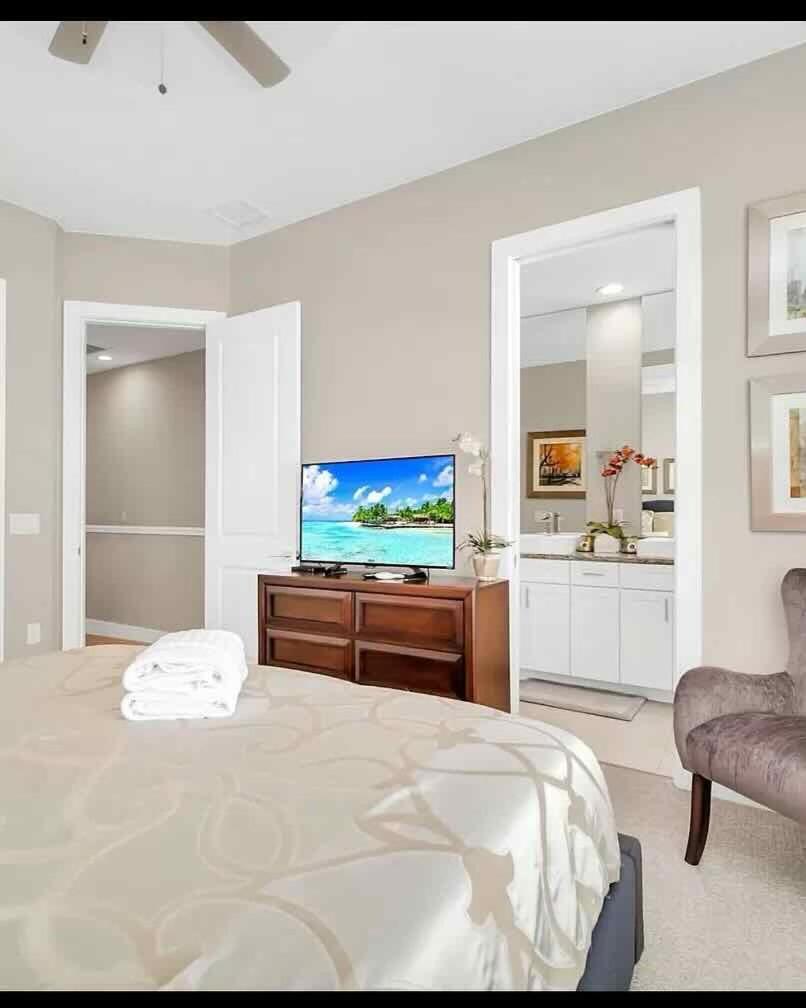 Gorgeous Townhouse 15 Min from Disney 1st Floor Steps Away from Pool