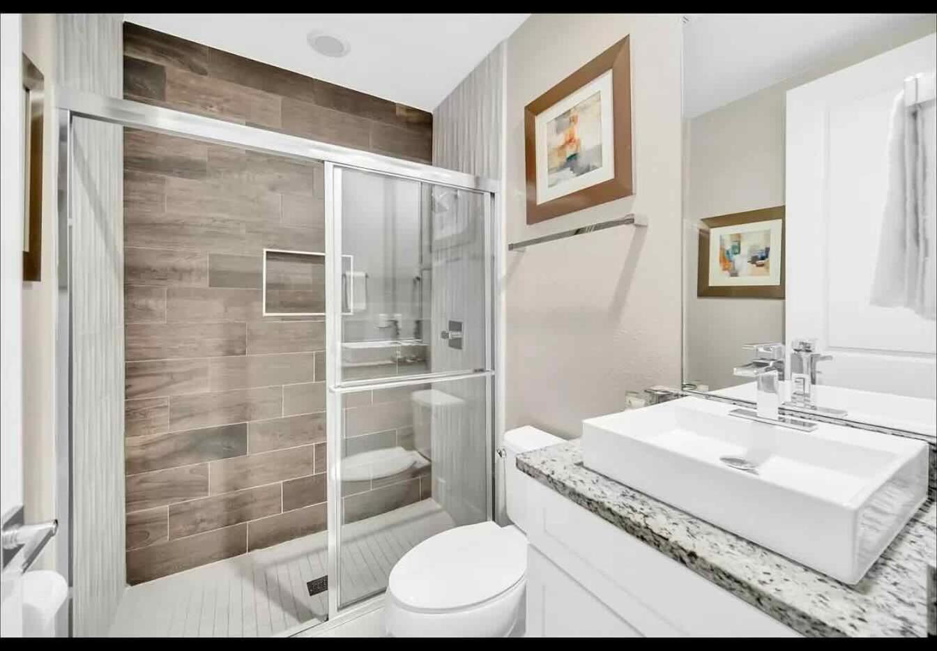 Gorgeous Townhouse 15 Min from Disney 1st Floor Steps Away from Pool