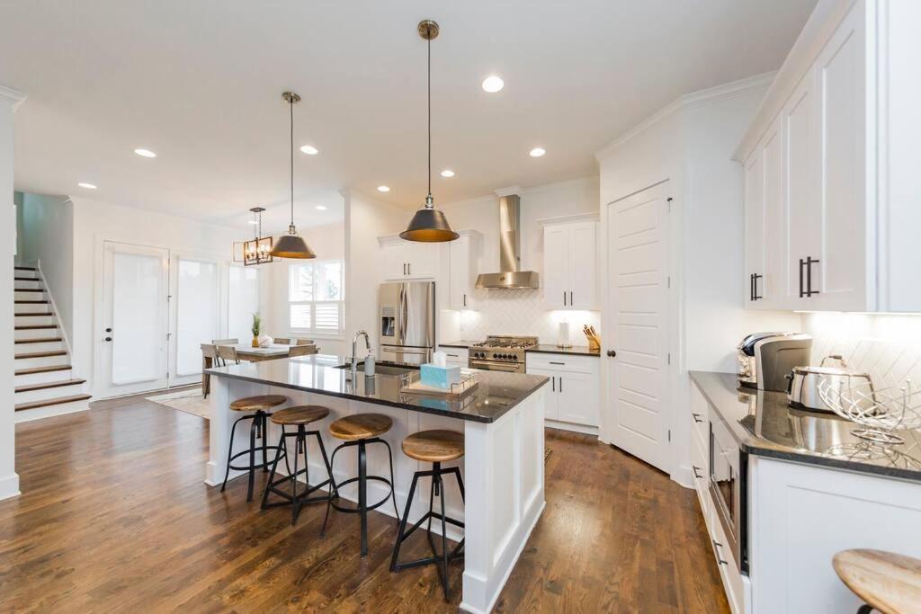 New Luxury big house Near Gulch 4 king 4 queen 2 twin view 2