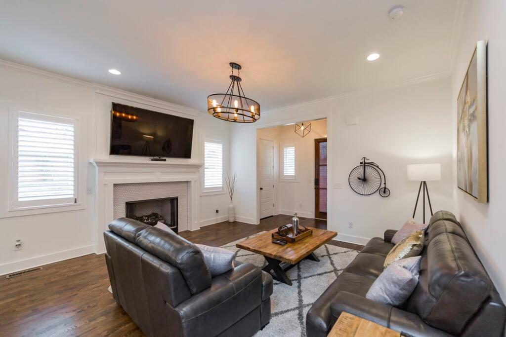 New Luxury big house Near Gulch 4 king 4 queen 2 twin view 3