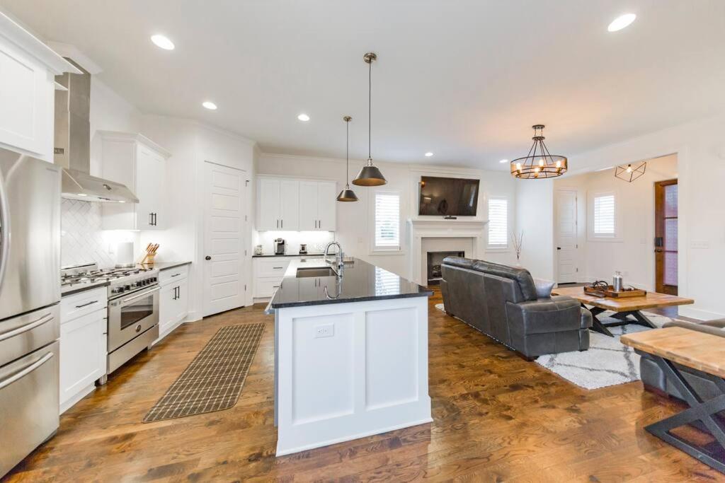 New Luxury big house Near Gulch 4 king 4 queen 2 twin view 4