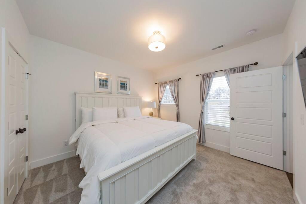 New Luxury big house Near Gulch 4 king 4 queen 2 twin view 5