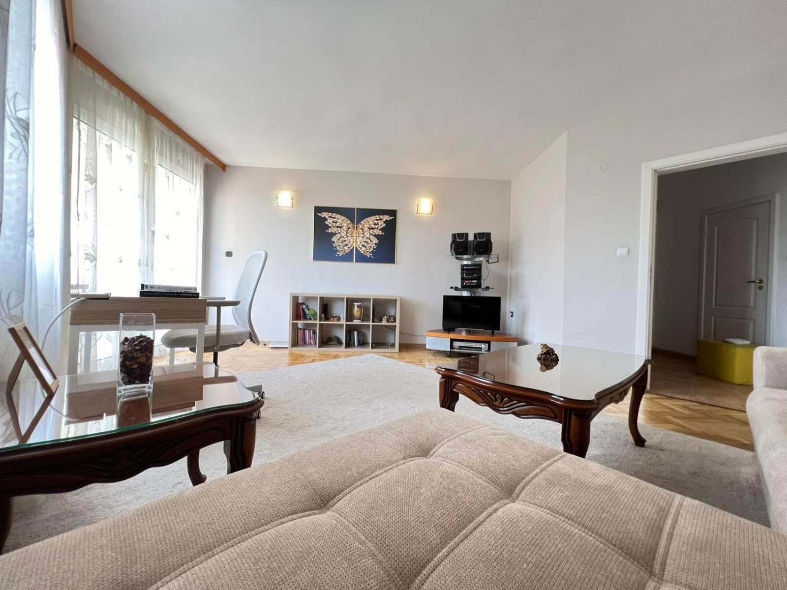 Lugano Couples Quiet Apt w Free Street Parking