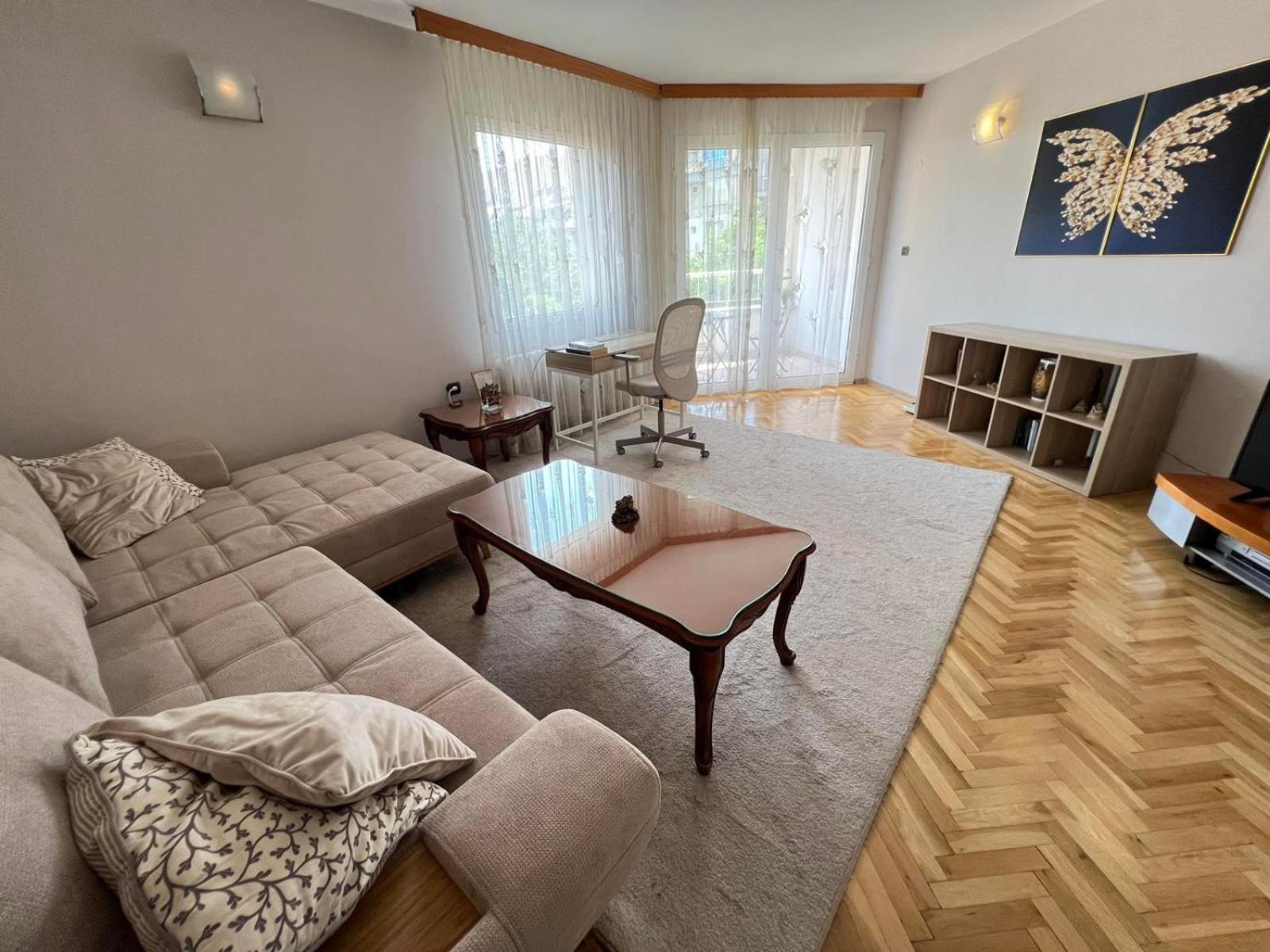 Lugano Couples Quiet Apt w Free Street Parking