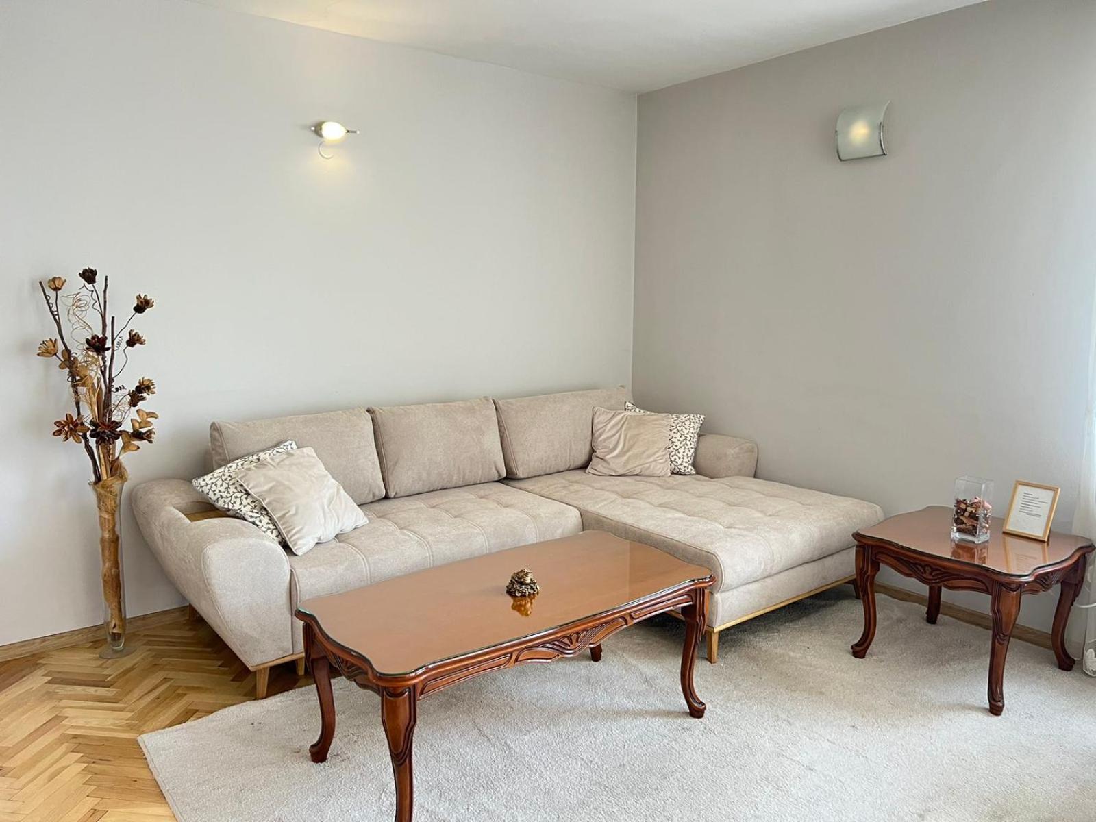 Lugano Couples Quiet Apt w Free Street Parking