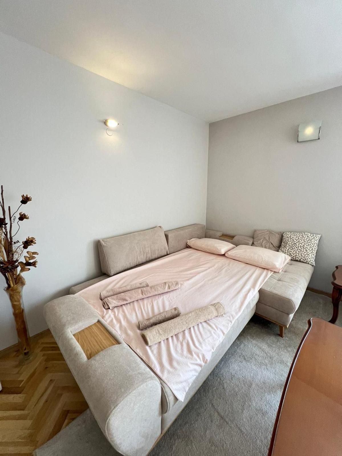 Lugano Couples Quiet Apt w Free Street Parking