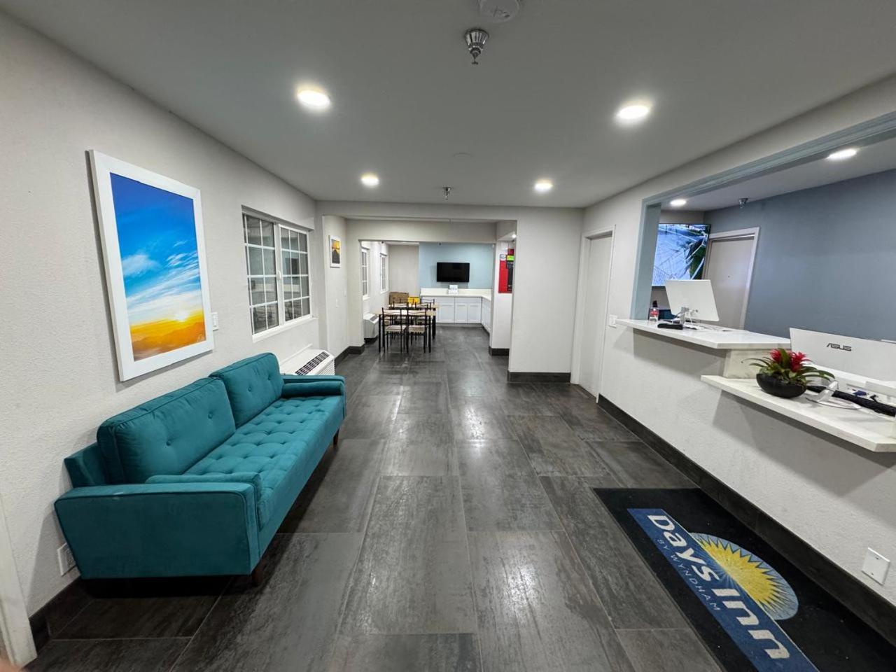 Days-Inn by Wyndham Bakersfield view 2
