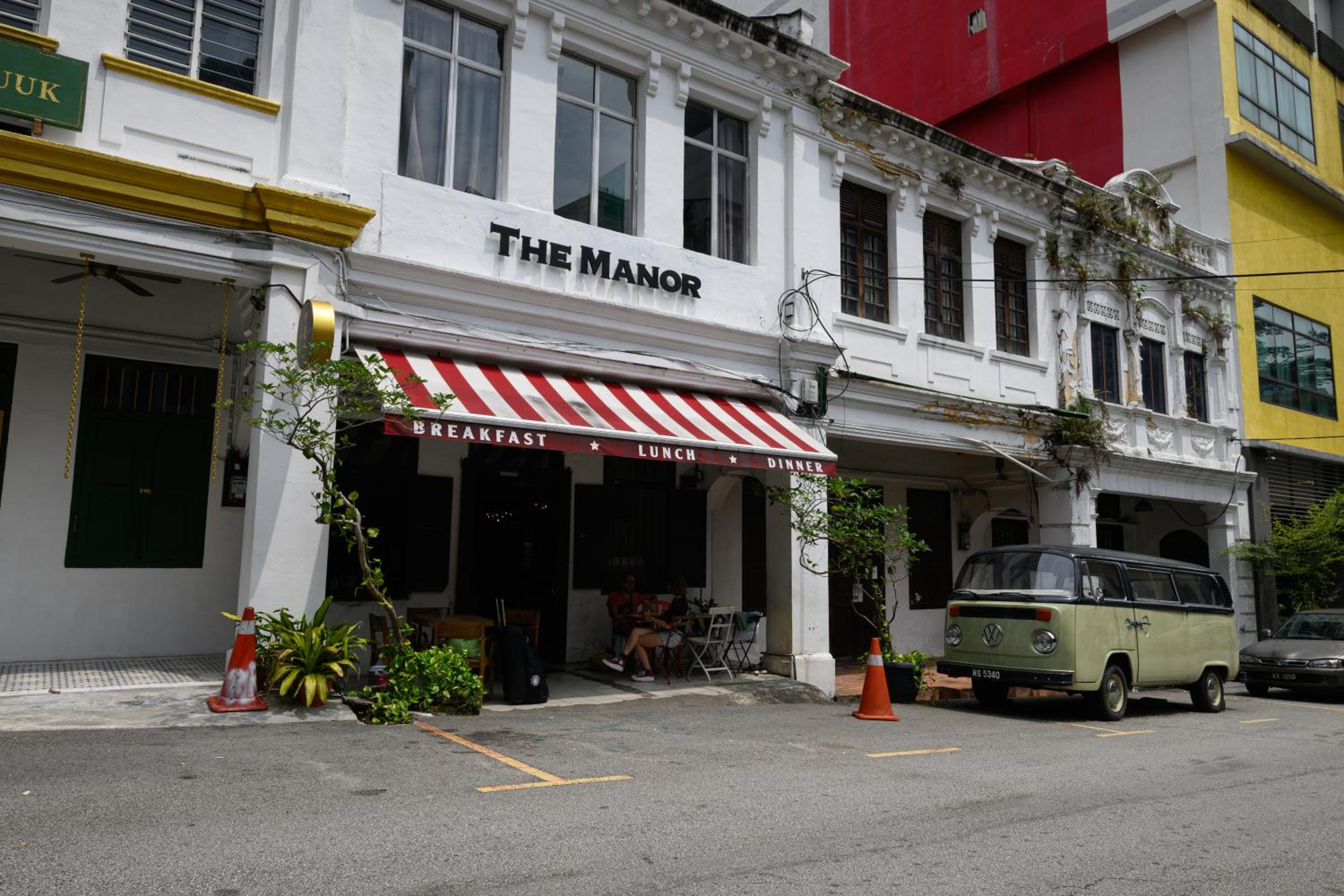 The Manor by Mingle - Poolside Access Next Door