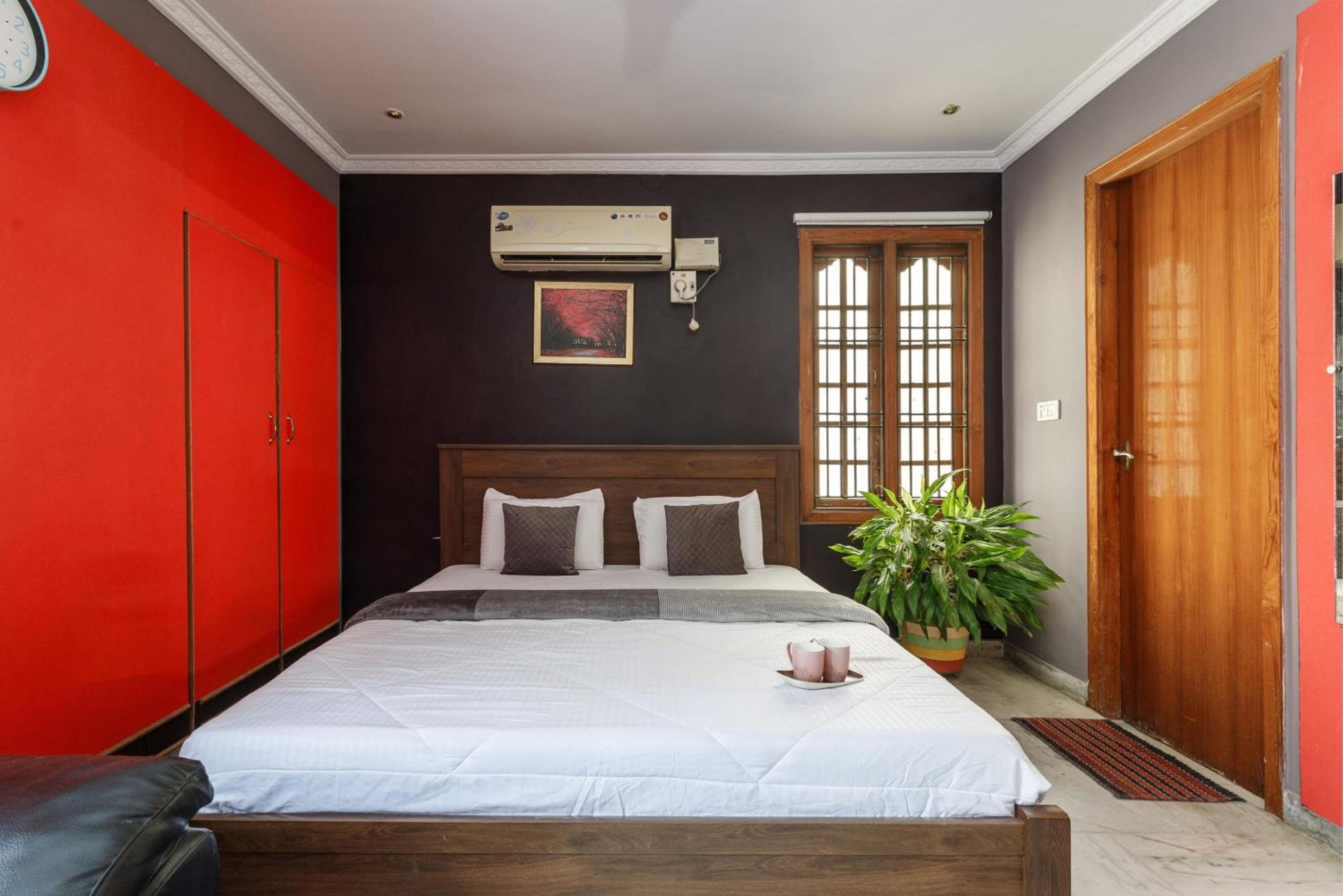 Peaceful Palm Villa by JadeCaps AC WiFi Bathtub view 5