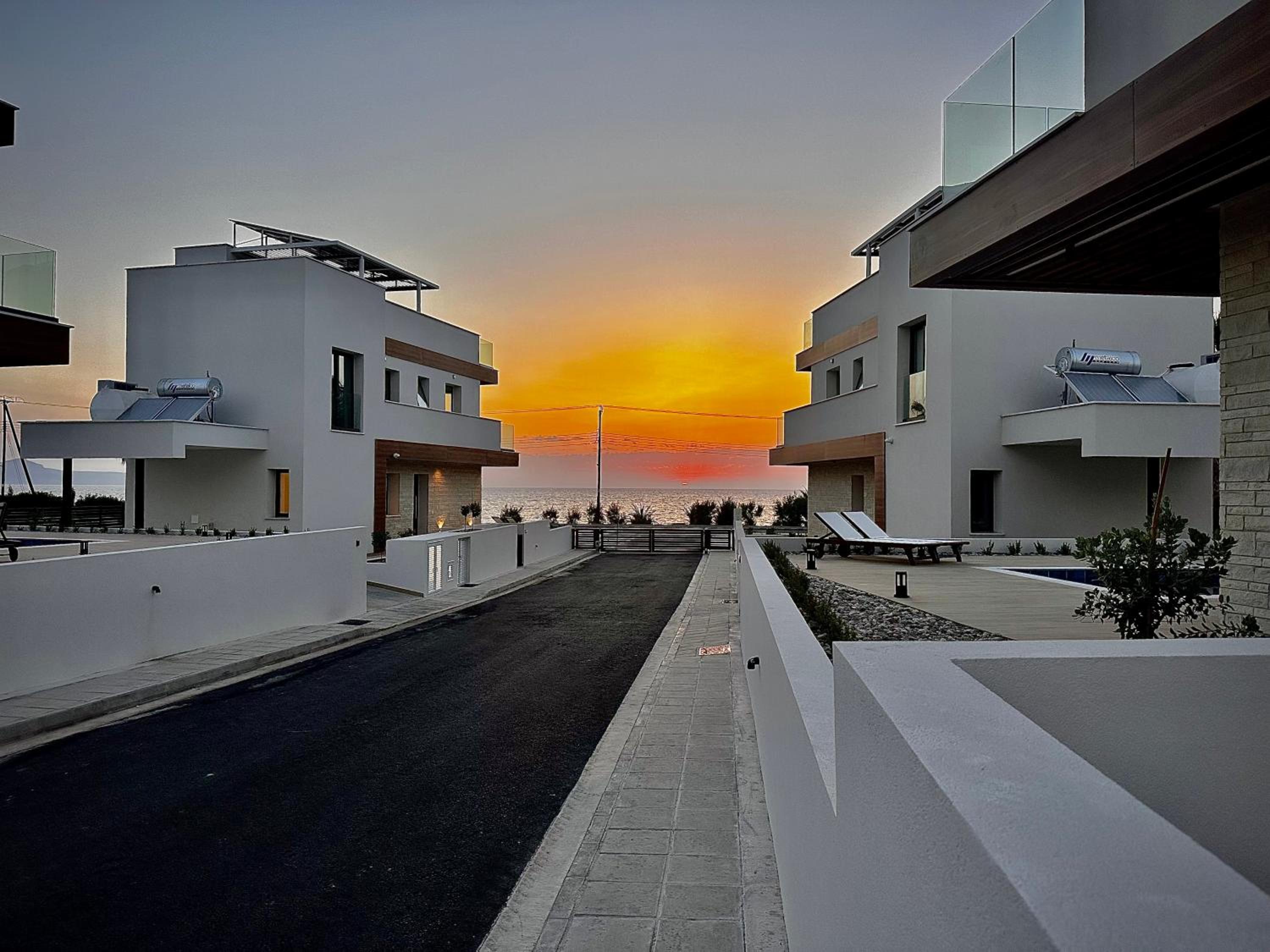 Santa Barbara Seafront villas w jacuzzi pool