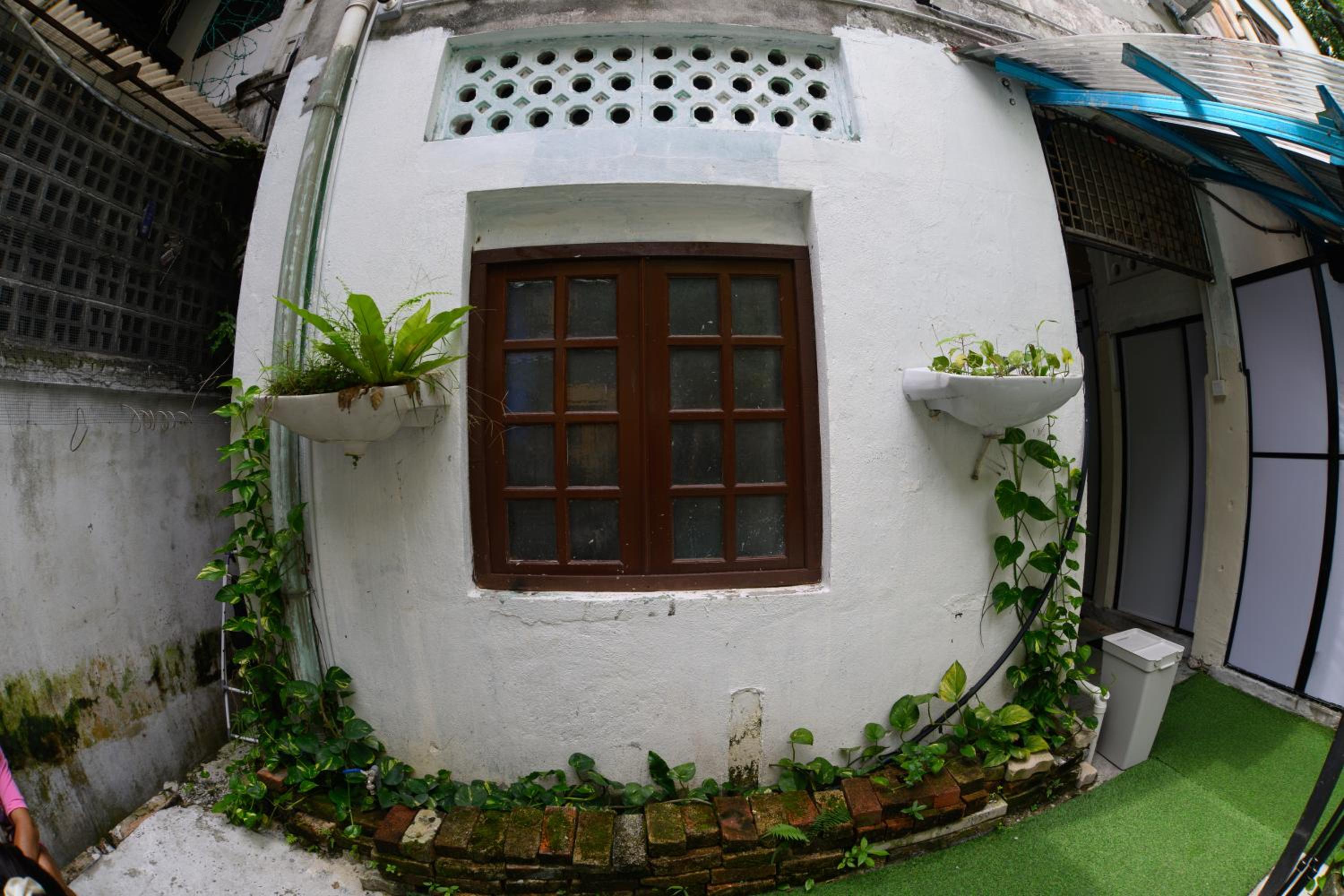 The Manor by Mingle - Poolside Access Next Door