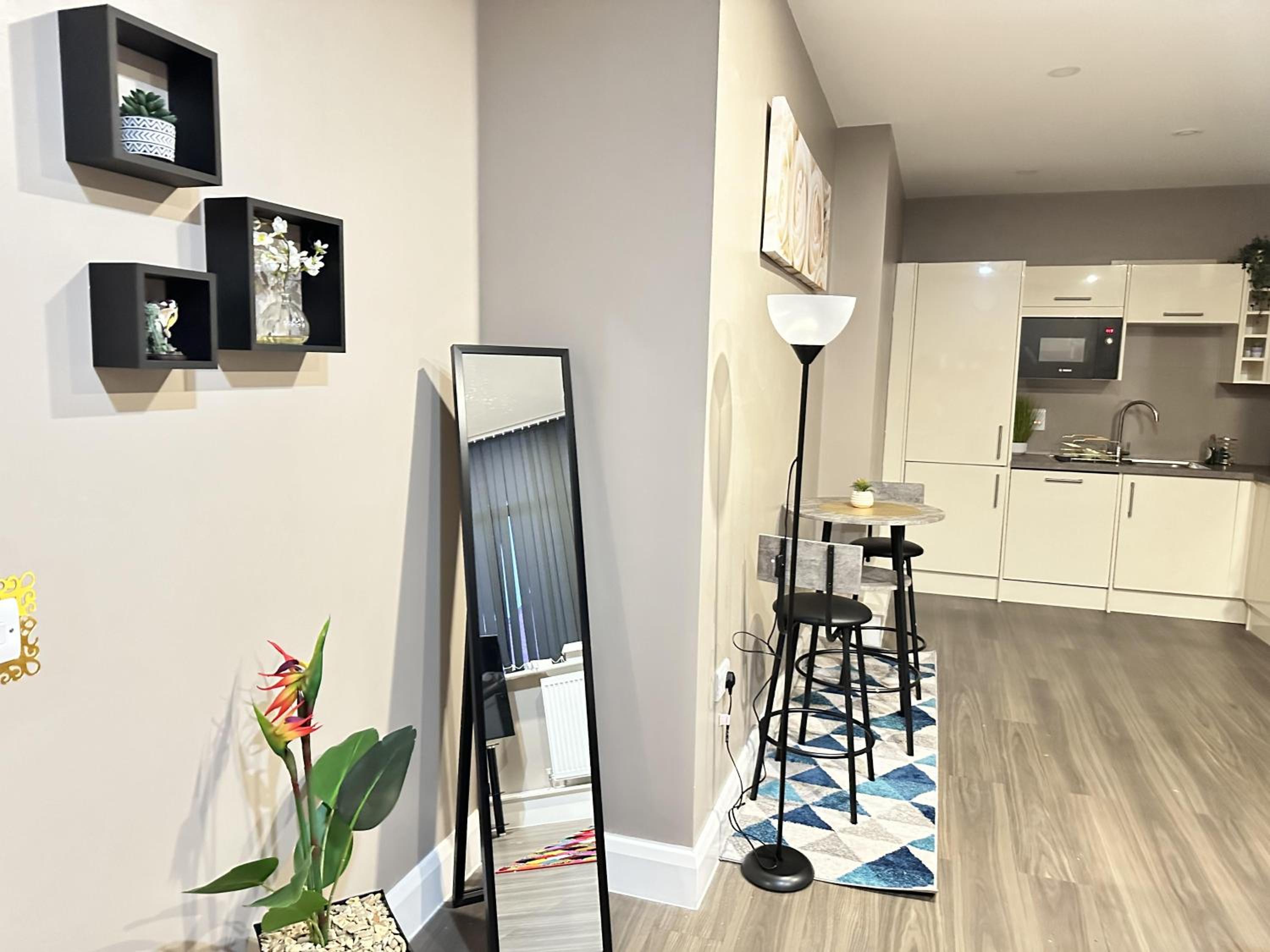 2 Bed Apartment - Sleeps 4 - Wifi - Parking view 3
