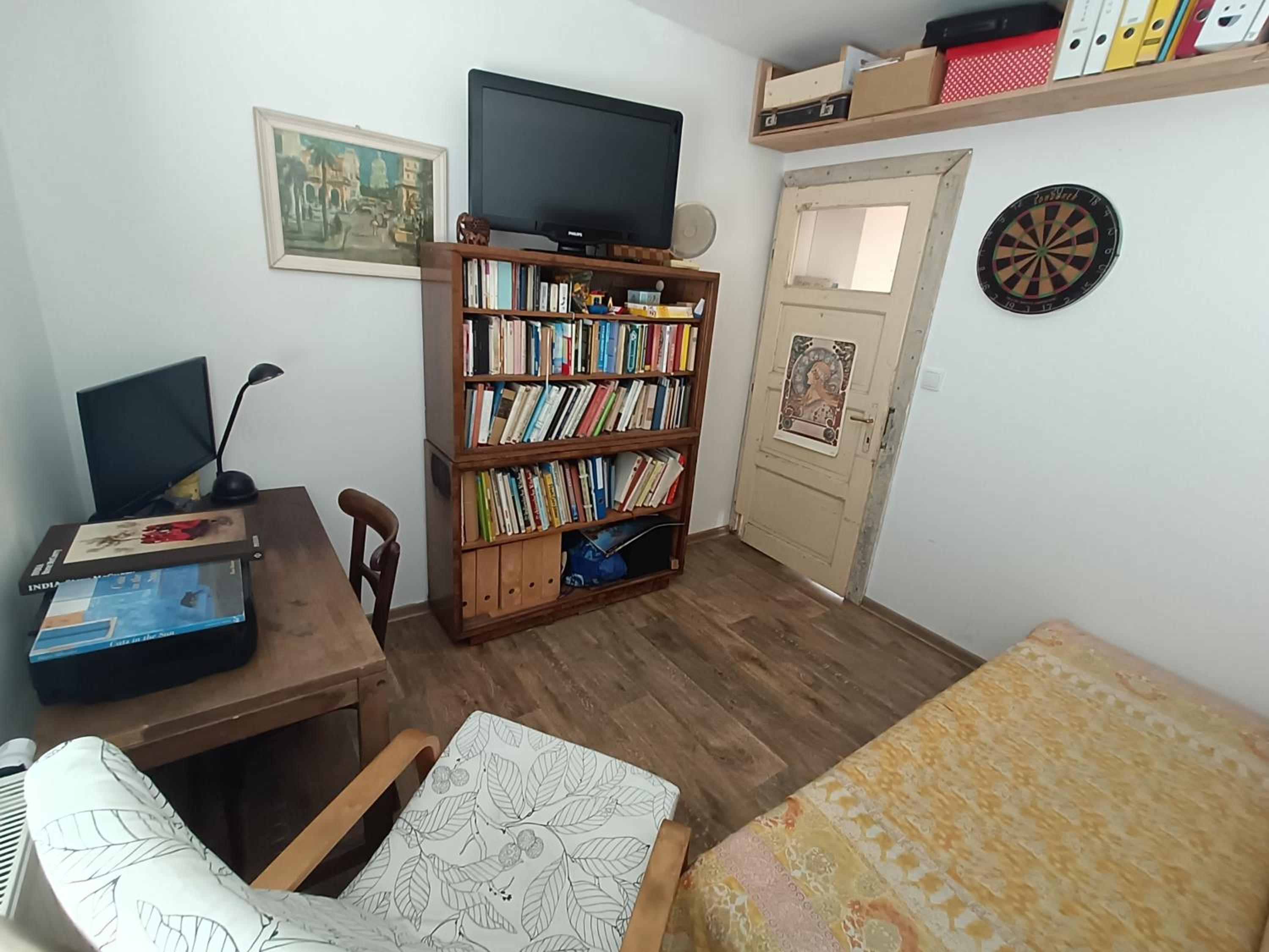EN Homestay with private top floor, 3 bedrooms, bathroom, kitchenette, host stays downstairs with a cat and 2 small dogs --- CS Soukromé horní patro, 3 lož