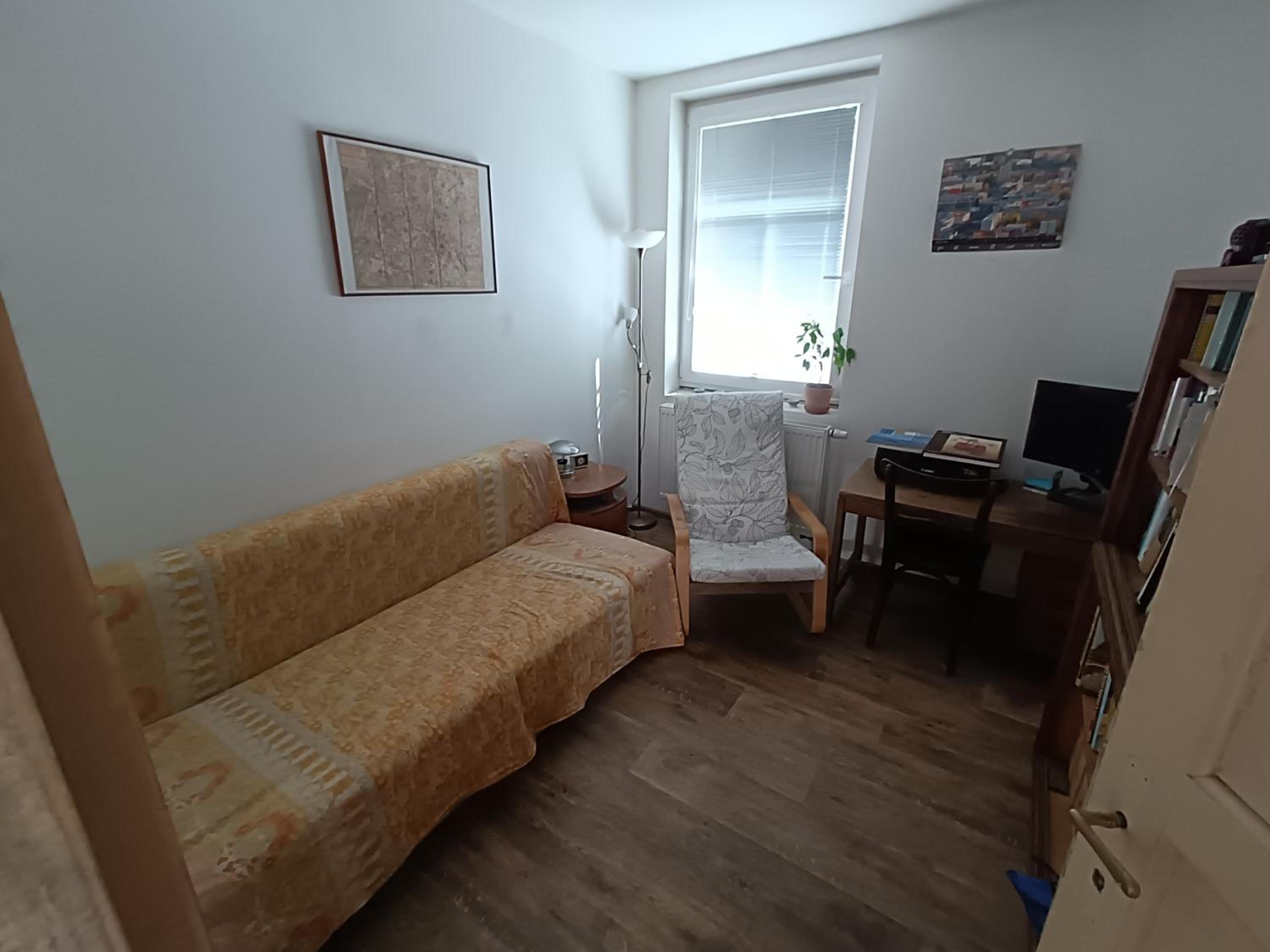 EN Homestay with private top floor, 3 bedrooms, bathroom, kitchenette, host stays downstairs with a cat and 2 small dogs --- CS Soukromé horní patro, 3 lož