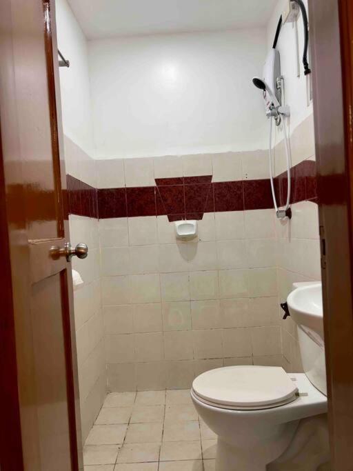 A modern & homely suite with wifi and free parking view 5