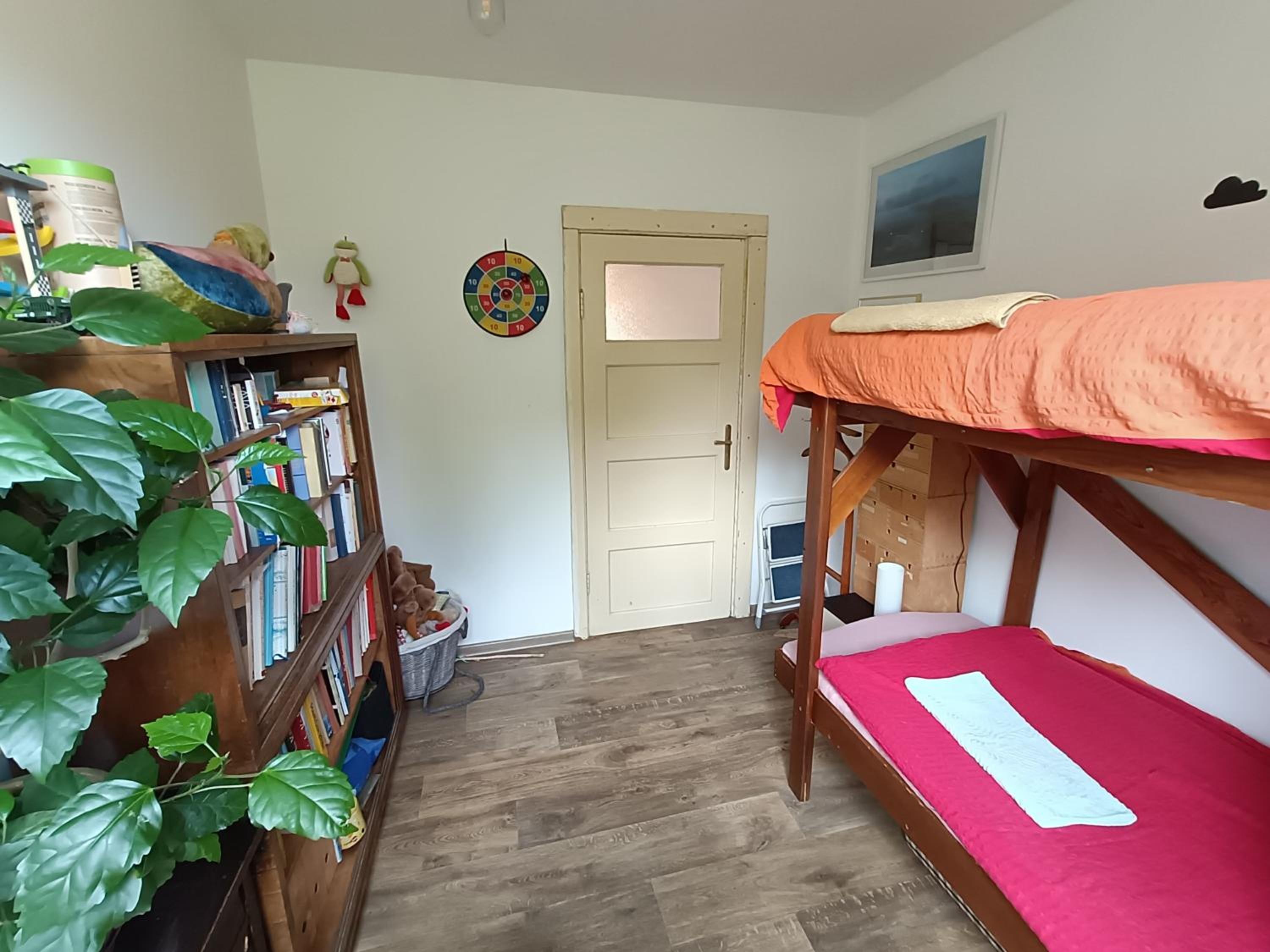 EN Homestay with private top floor, 3 bedrooms, bathroom, kitchenette, host stays downstairs with a cat and 2 small dogs --- CS Soukromé horní patro, 3 lož