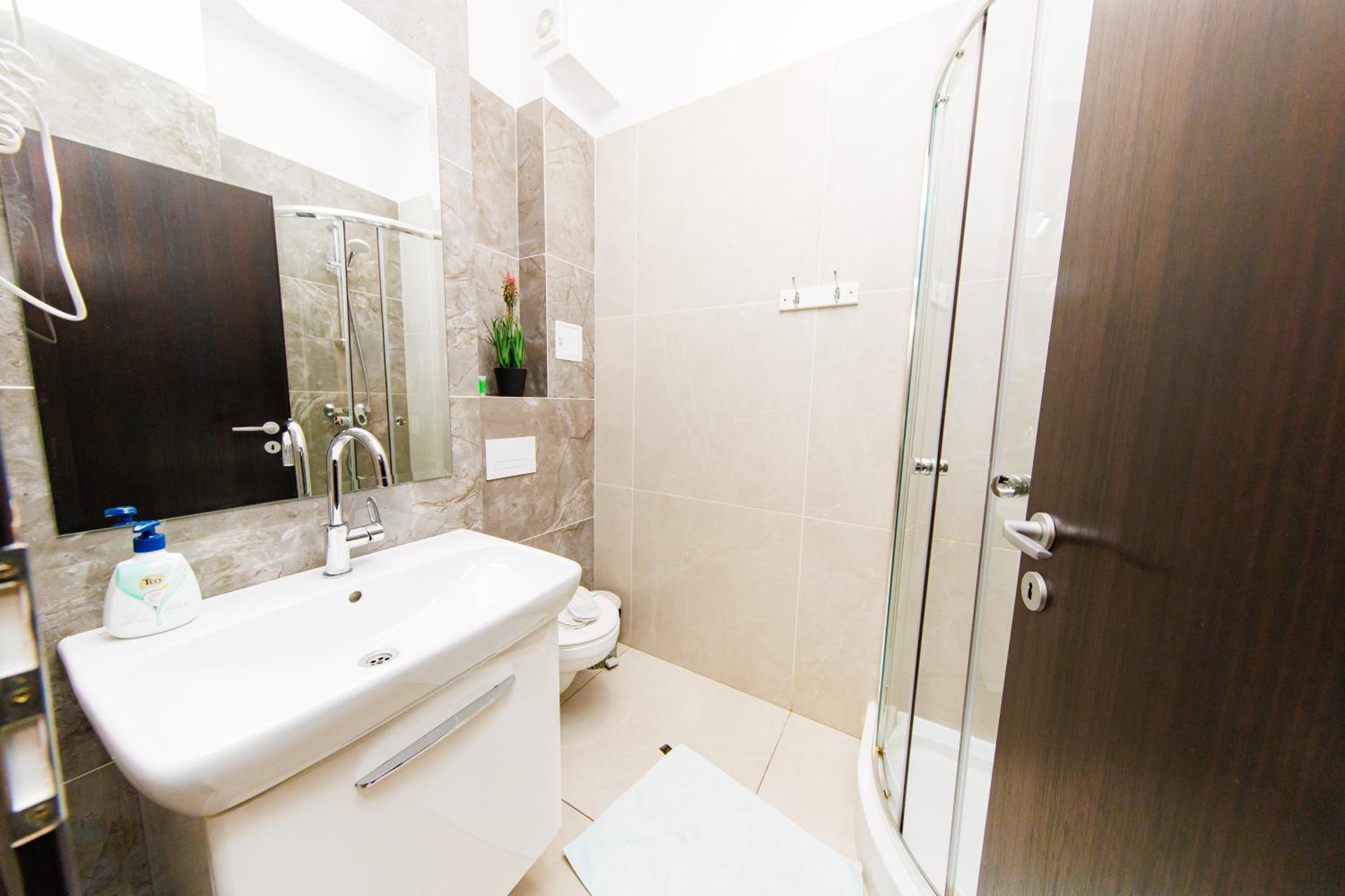 DEKO Apartments & Studios Near Palas Mall - Parking Option, photo 97
