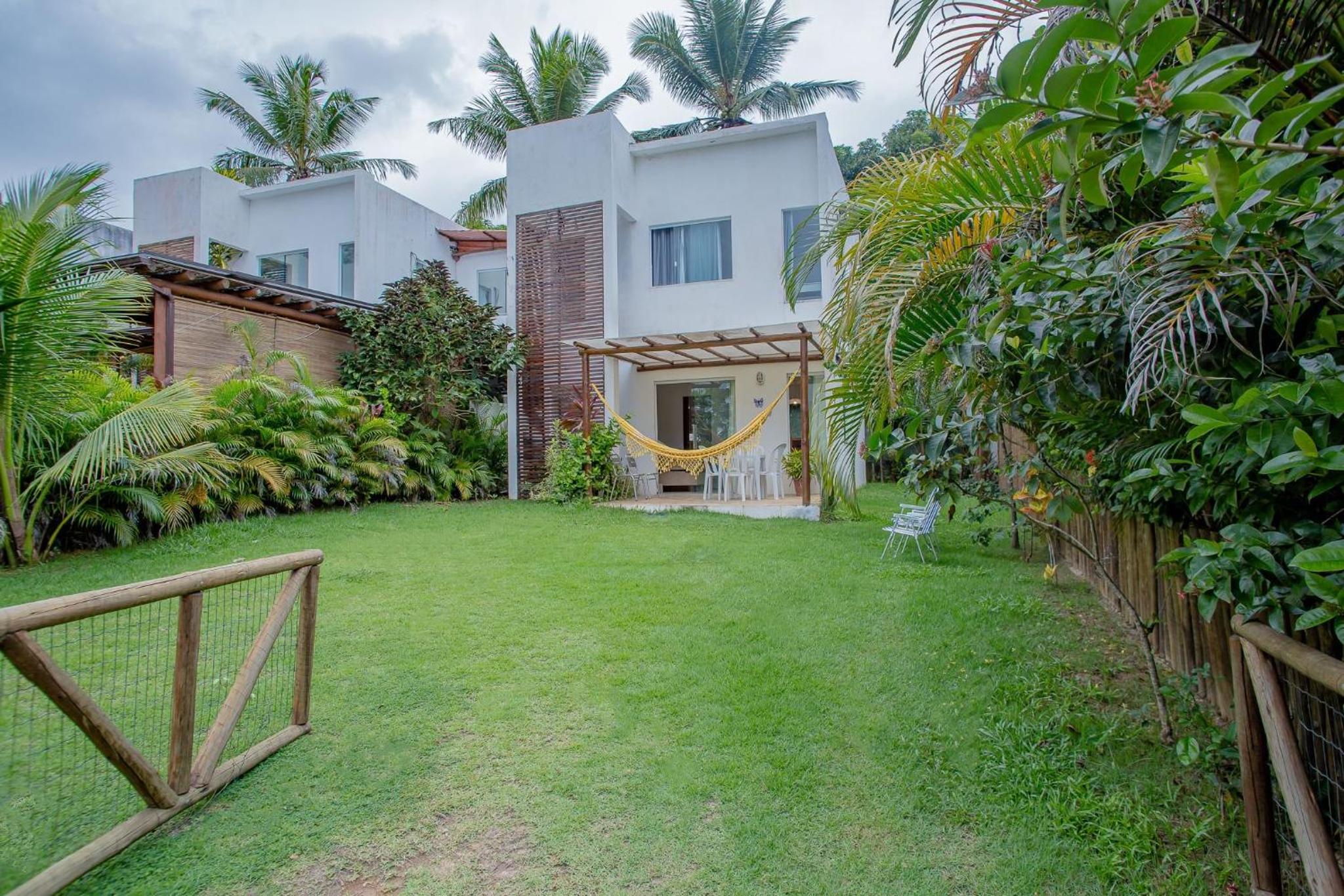 Casa em condominio com estacionamento 2 quartos 7 km da vila em Praia do Forte,