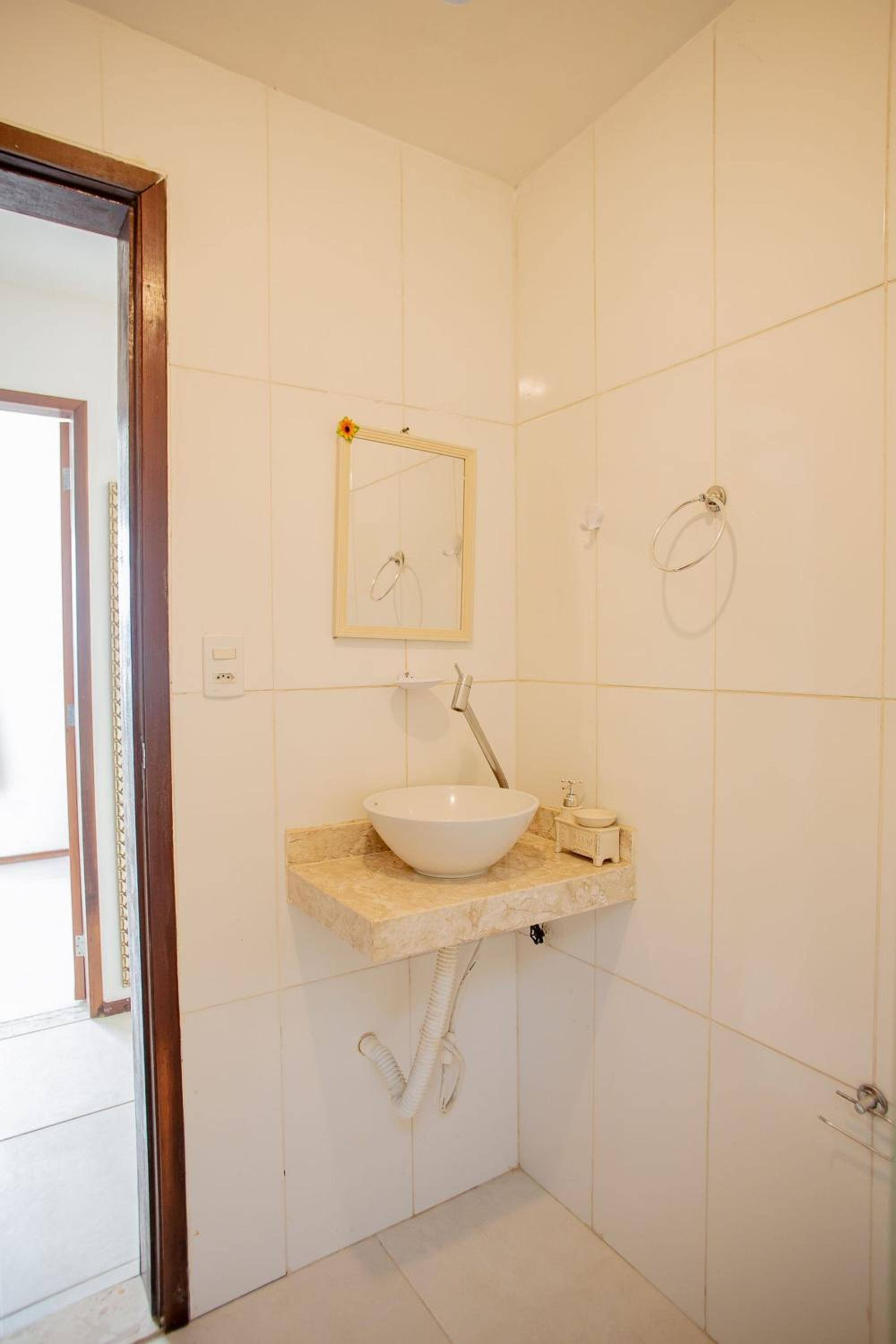 Casa em condominio com estacionamento 2 quartos 7 km da vila em Praia do Forte,