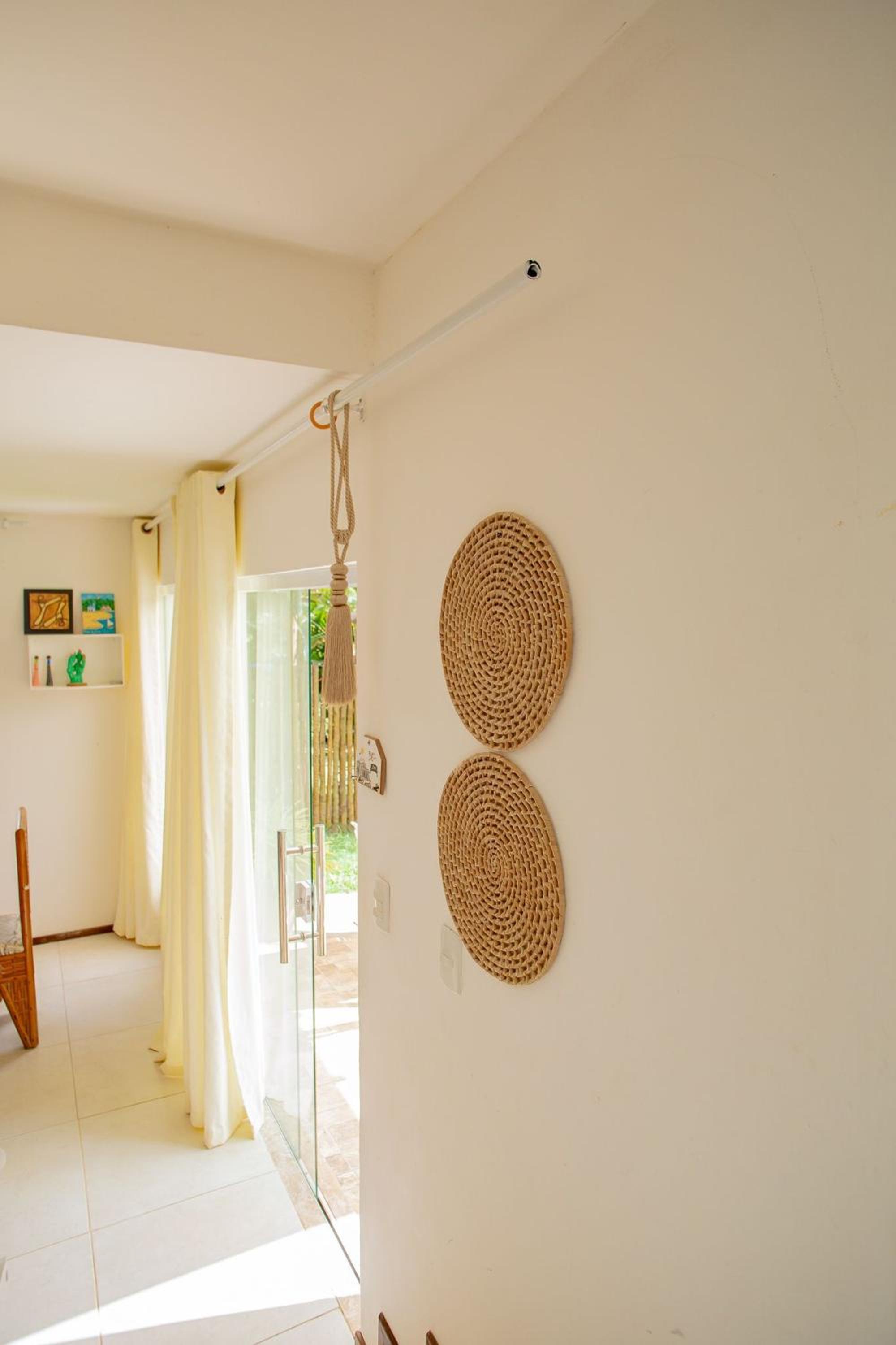 Casa em condominio com estacionamento 2 quartos 7 km da vila em Praia do Forte,