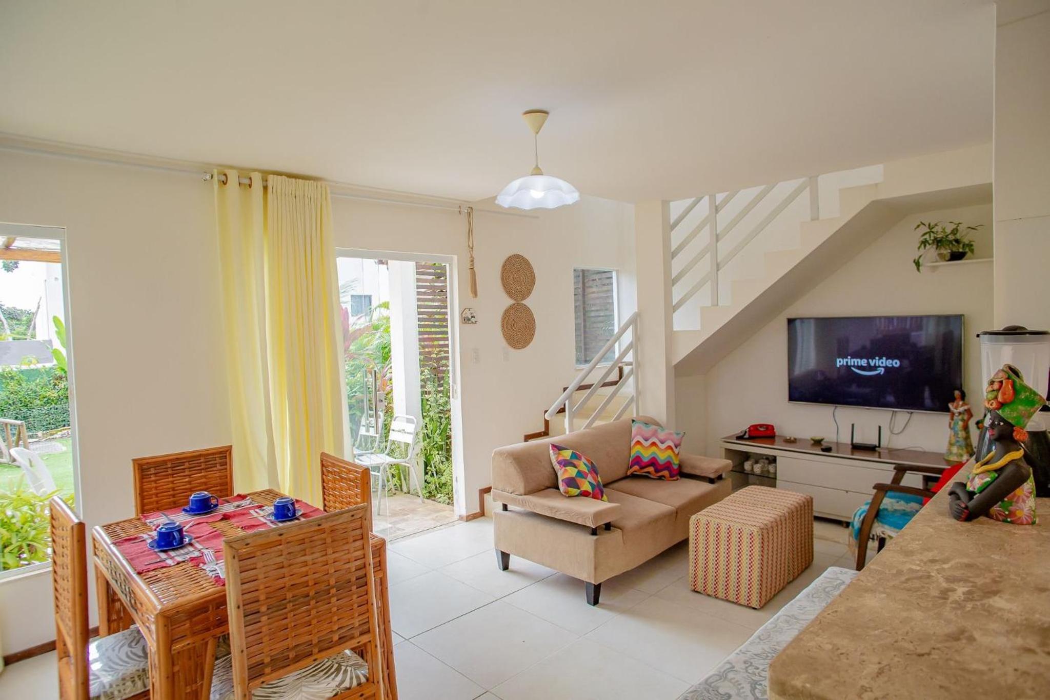 Casa em condominio com estacionamento 2 quartos 7 km da vila em Praia do Forte,