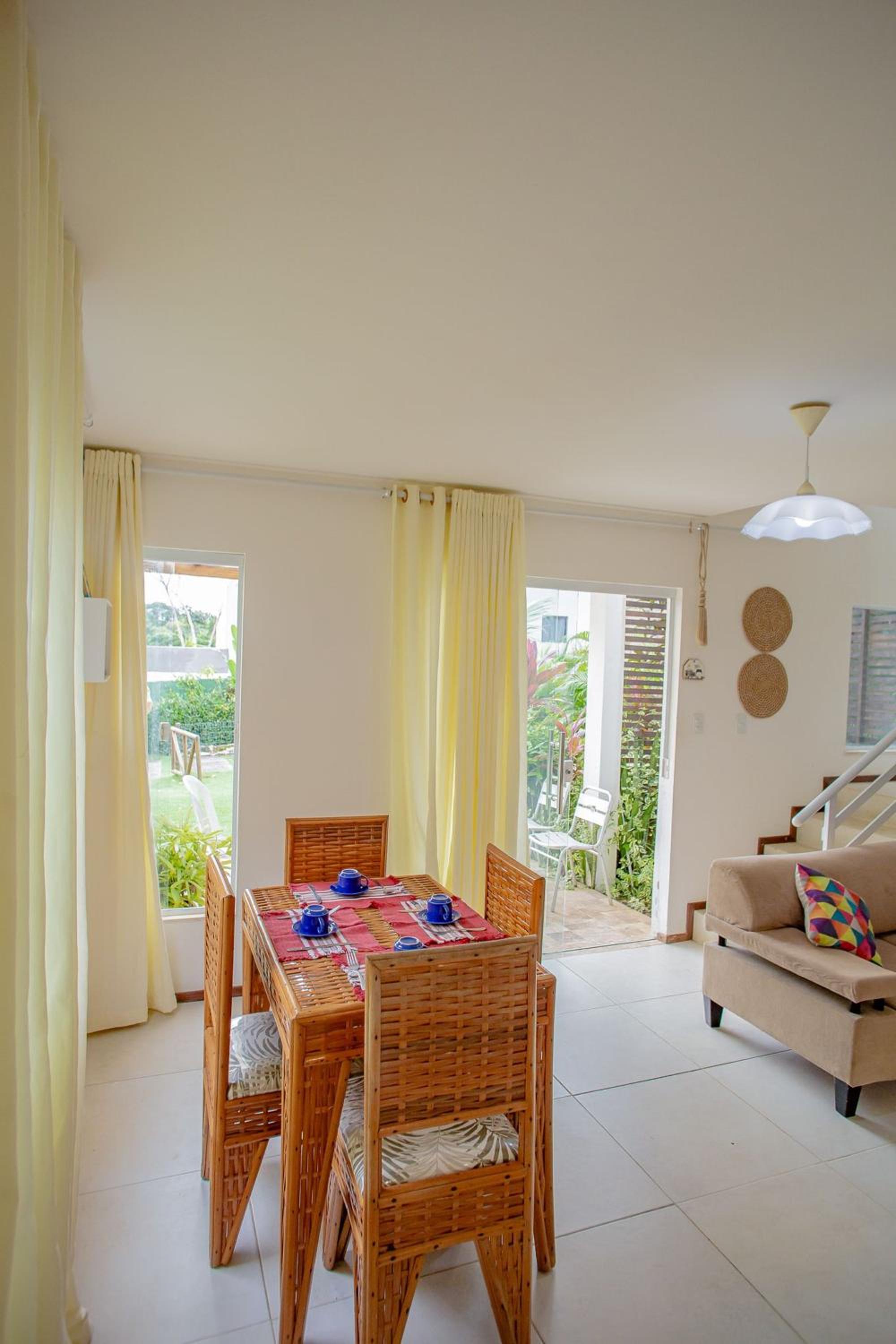 Casa em condominio com estacionamento 2 quartos 7 km da vila em Praia do Forte,