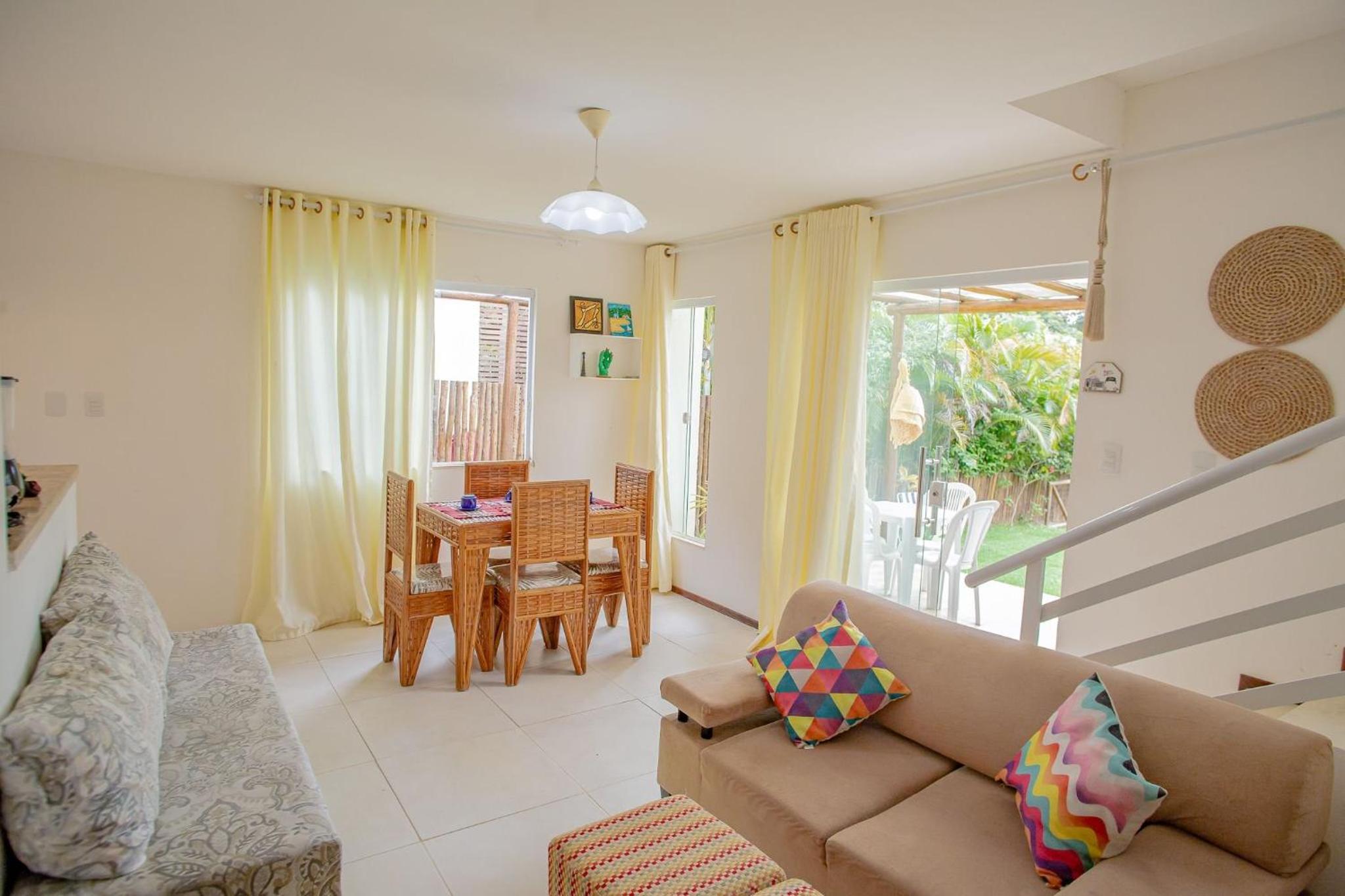 Casa em condominio com estacionamento 2 quartos 7 km da vila em Praia do Forte,