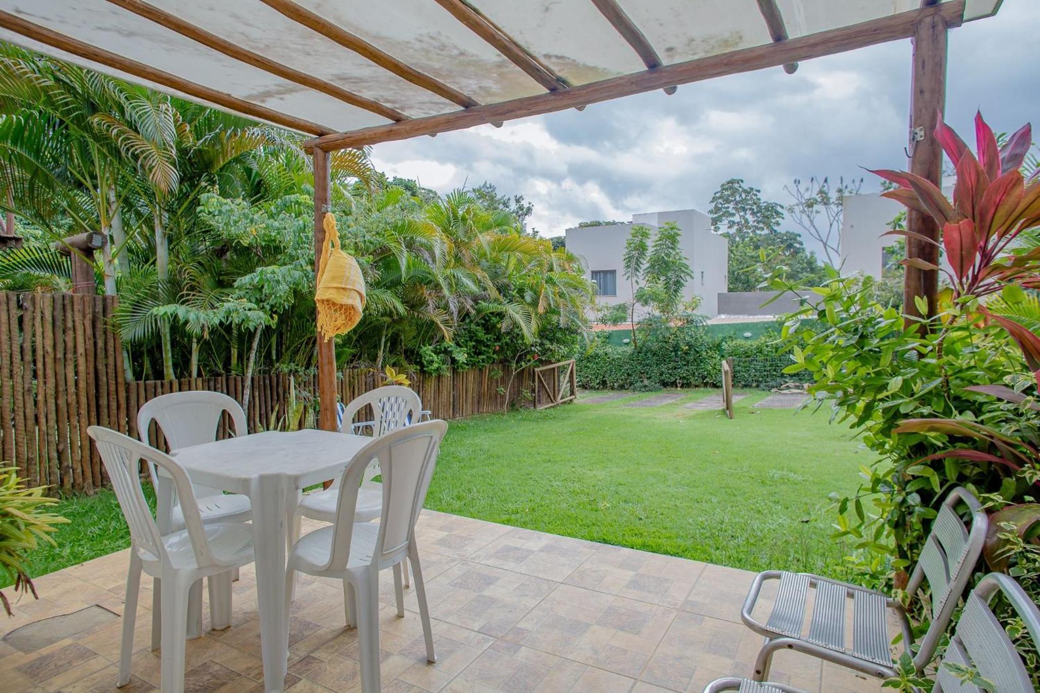 Casa em condominio com estacionamento 2 quartos 7 km da vila em Praia do Forte,