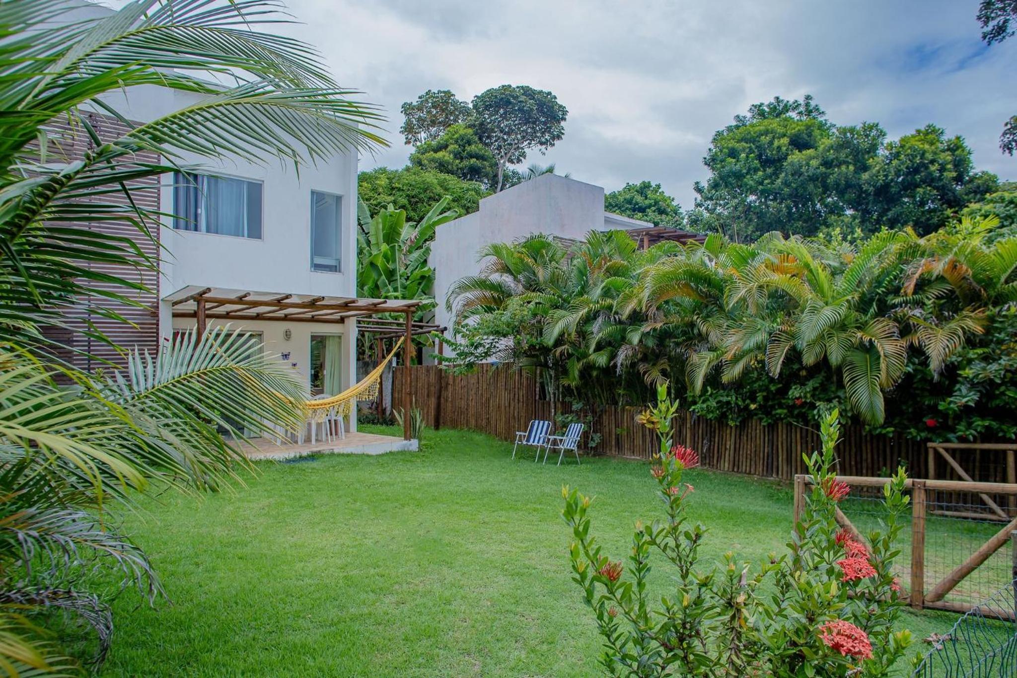 Casa em condominio com estacionamento 2 quartos 7 km da vila em Praia do Forte,