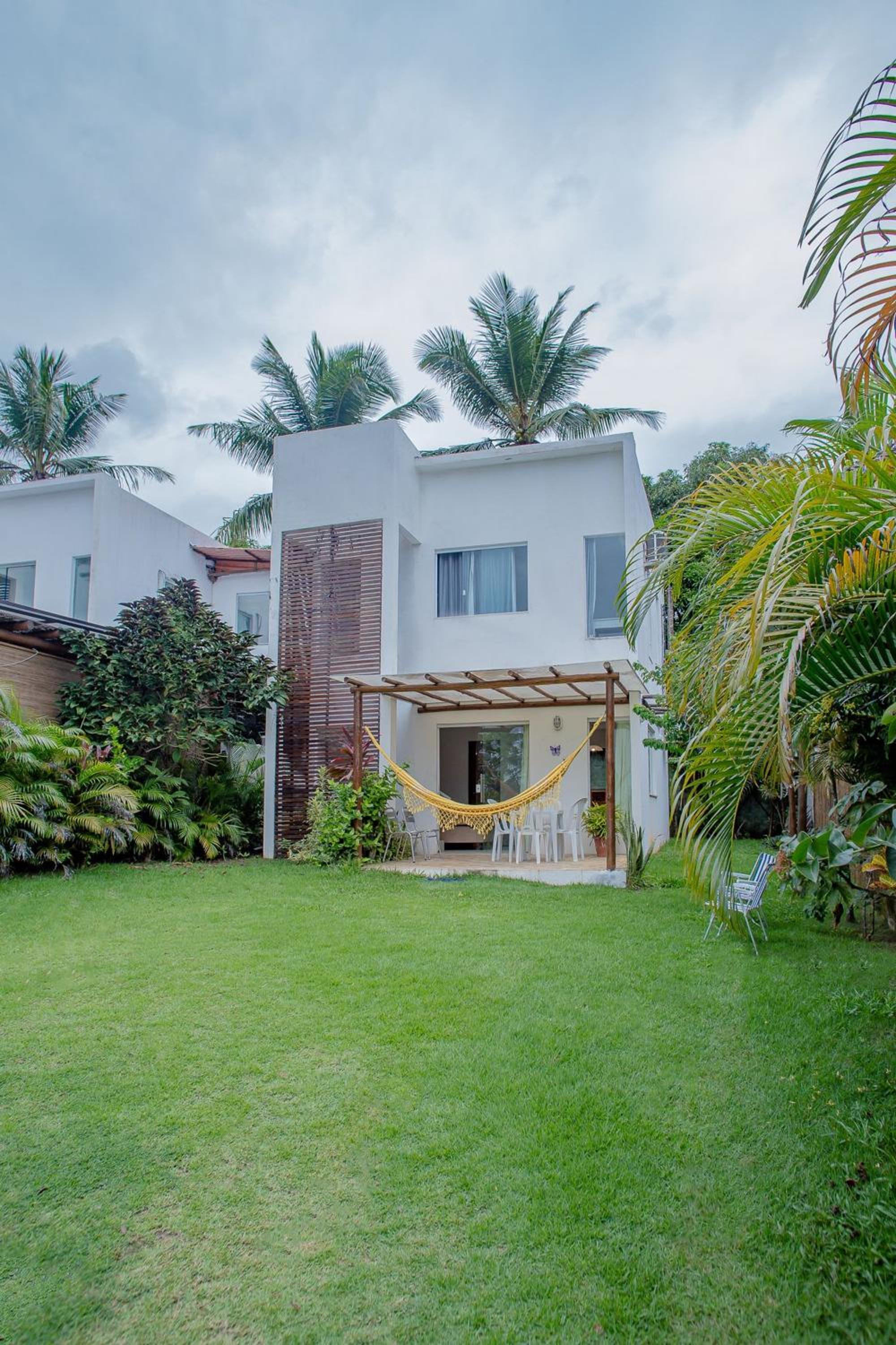 Casa em condominio com estacionamento 2 quartos 7 km da vila em Praia do Forte,