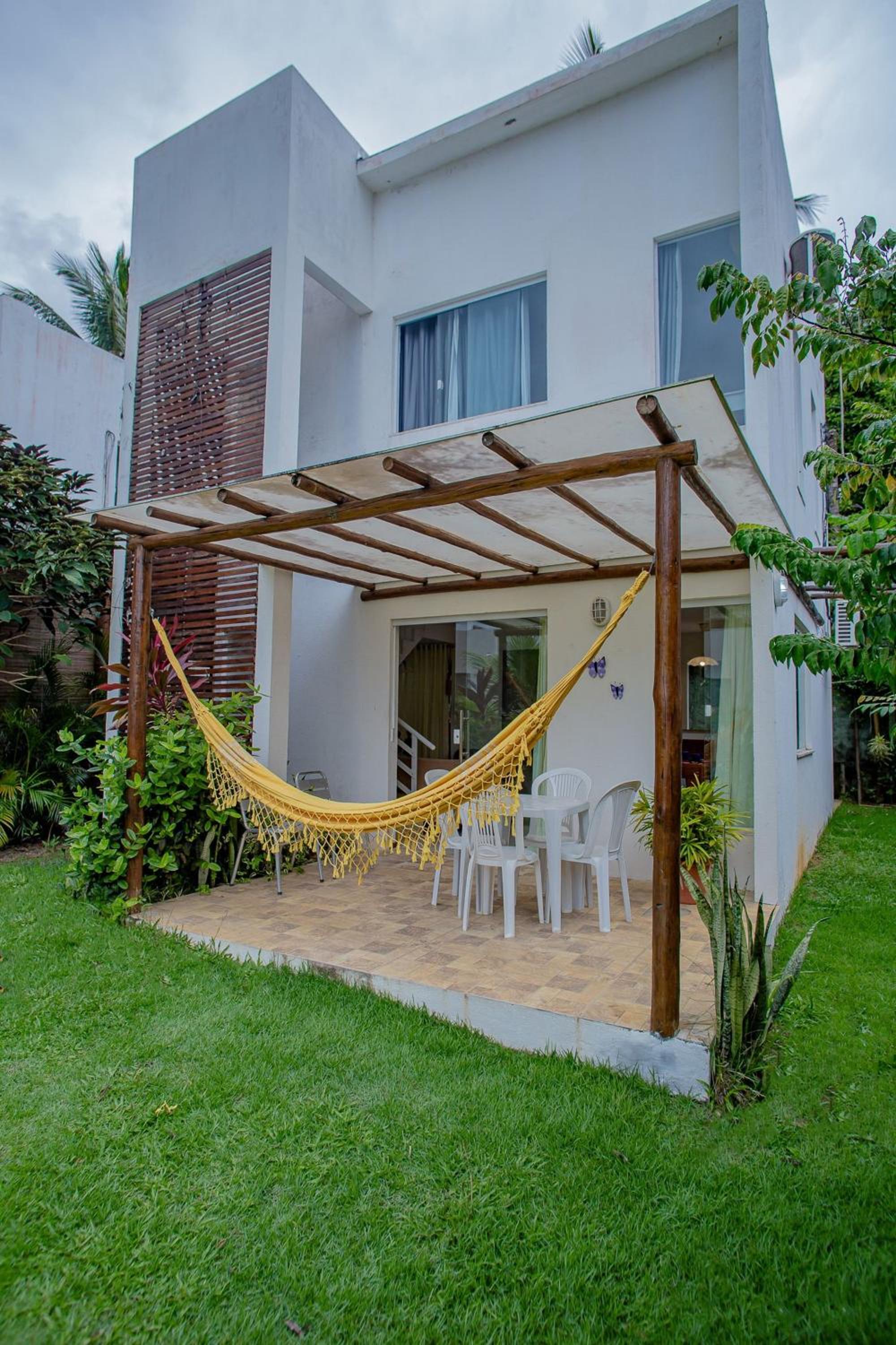 Casa em condominio com estacionamento 2 quartos 7 km da vila em Praia do Forte,