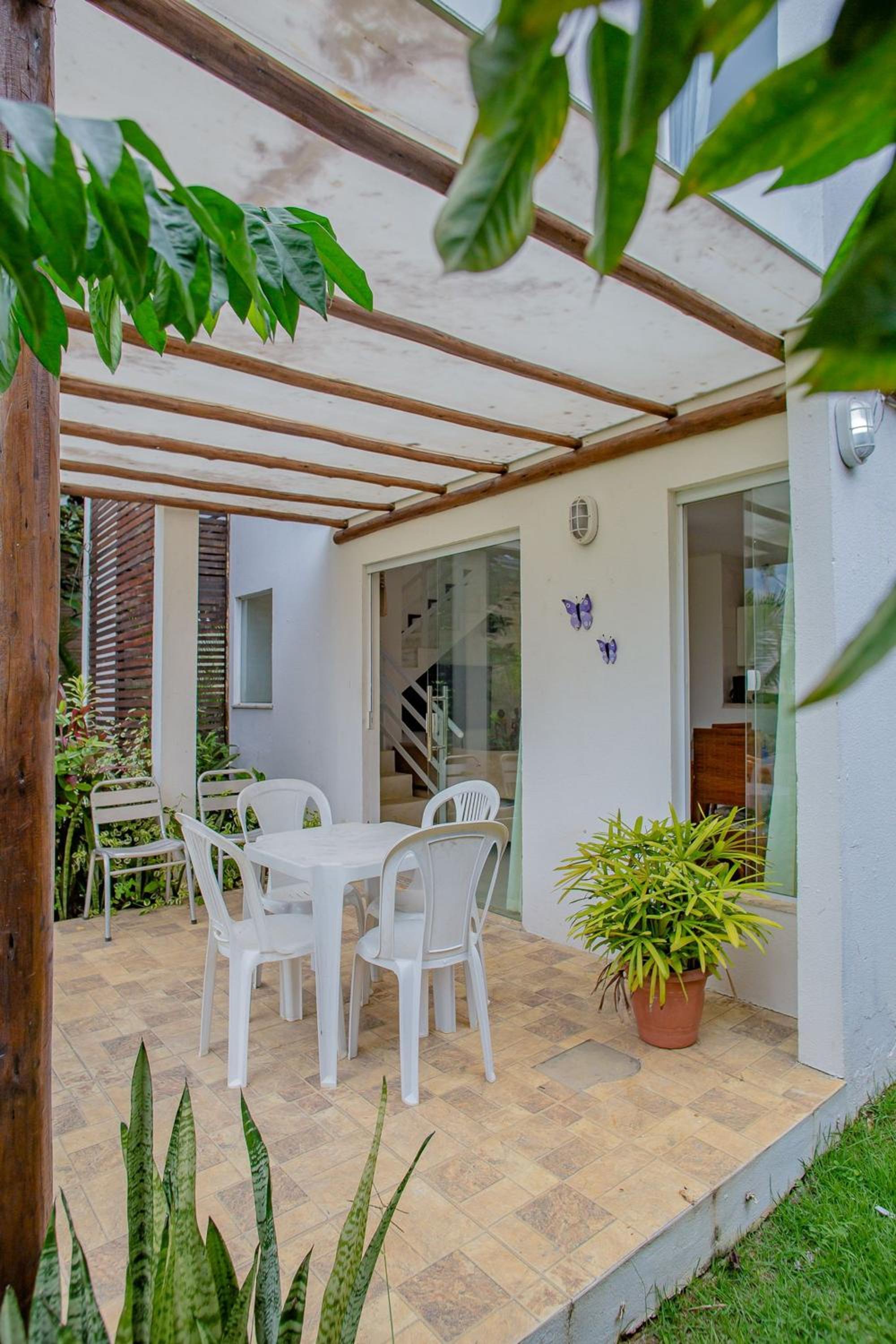 Casa em condominio com estacionamento 2 quartos 7 km da vila em Praia do Forte,