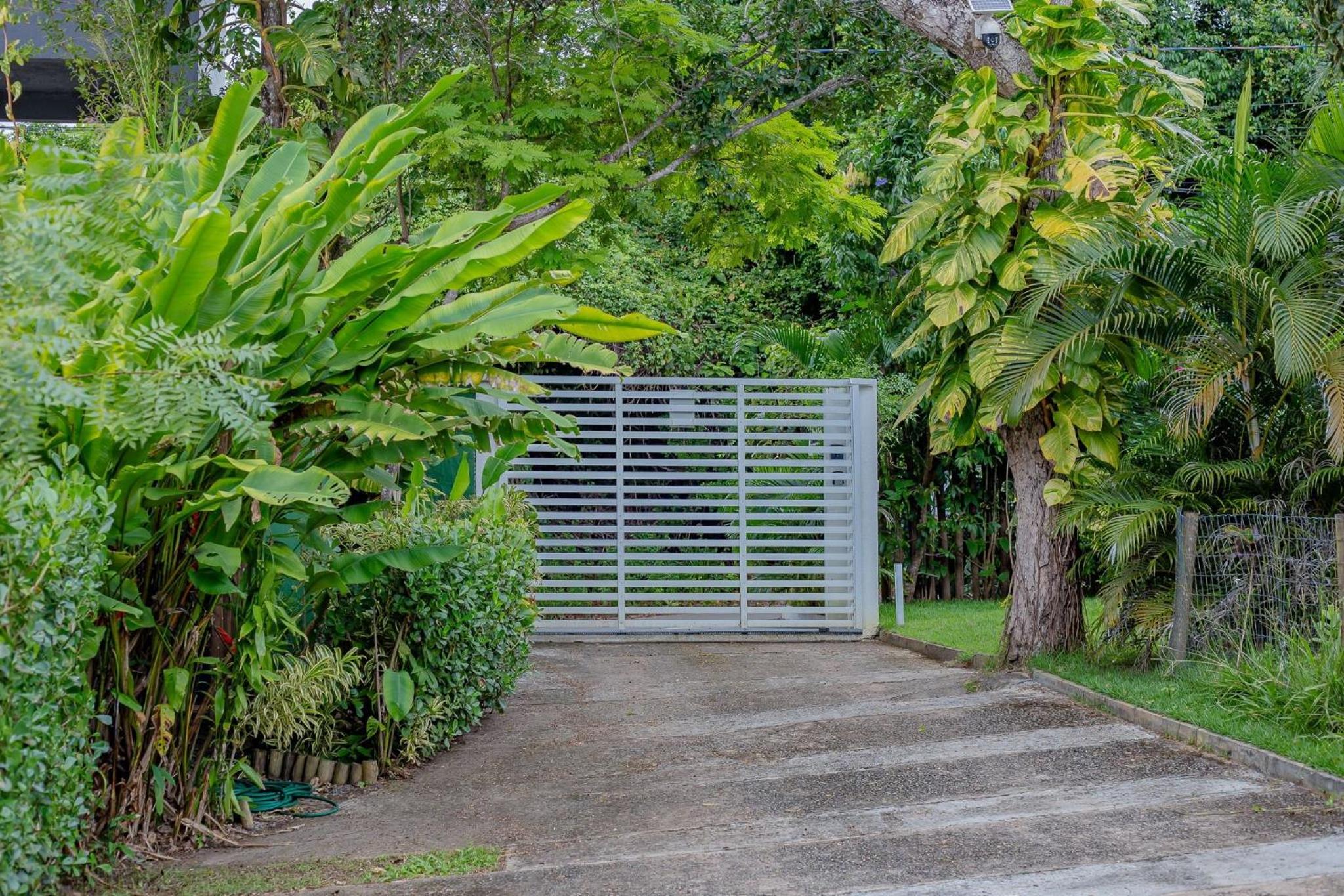 Casa em condominio com estacionamento 2 quartos 7 km da vila em Praia do Forte,