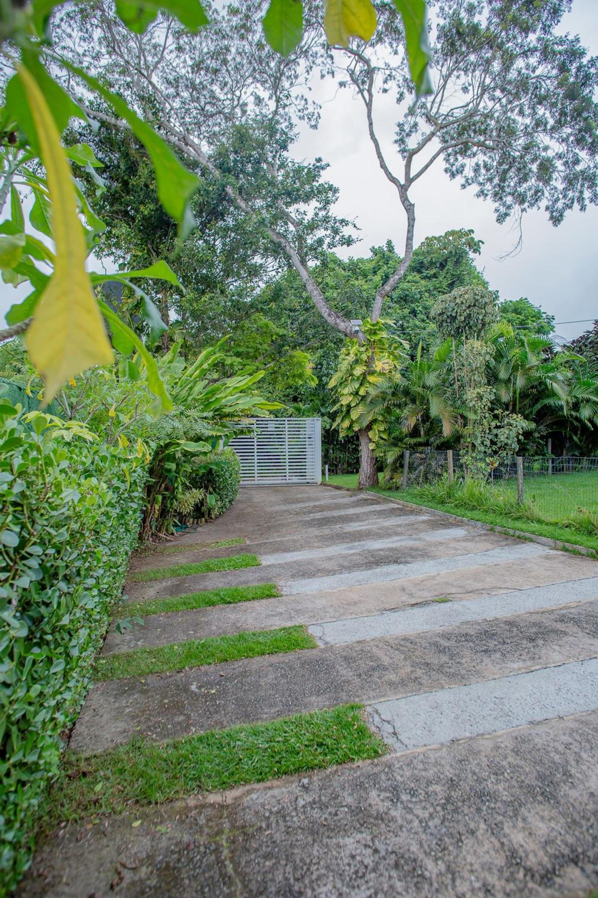 Casa em condominio com estacionamento 2 quartos 7 km da vila em Praia do Forte,