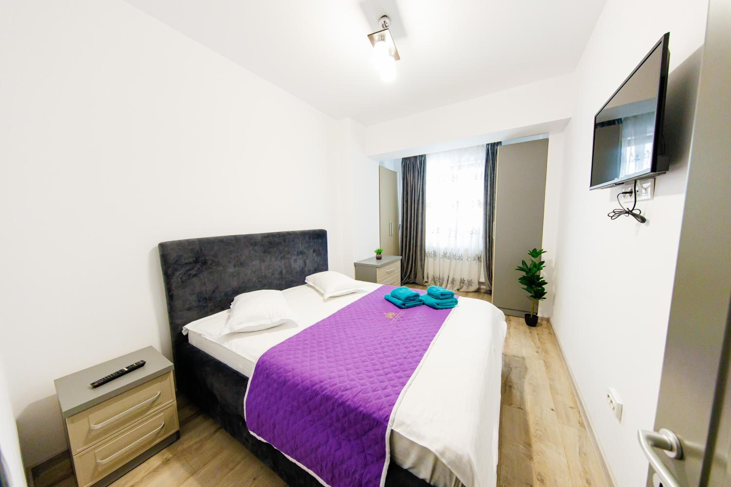 DEKO Apartments & Studios Near Palas Mall - Parking Option