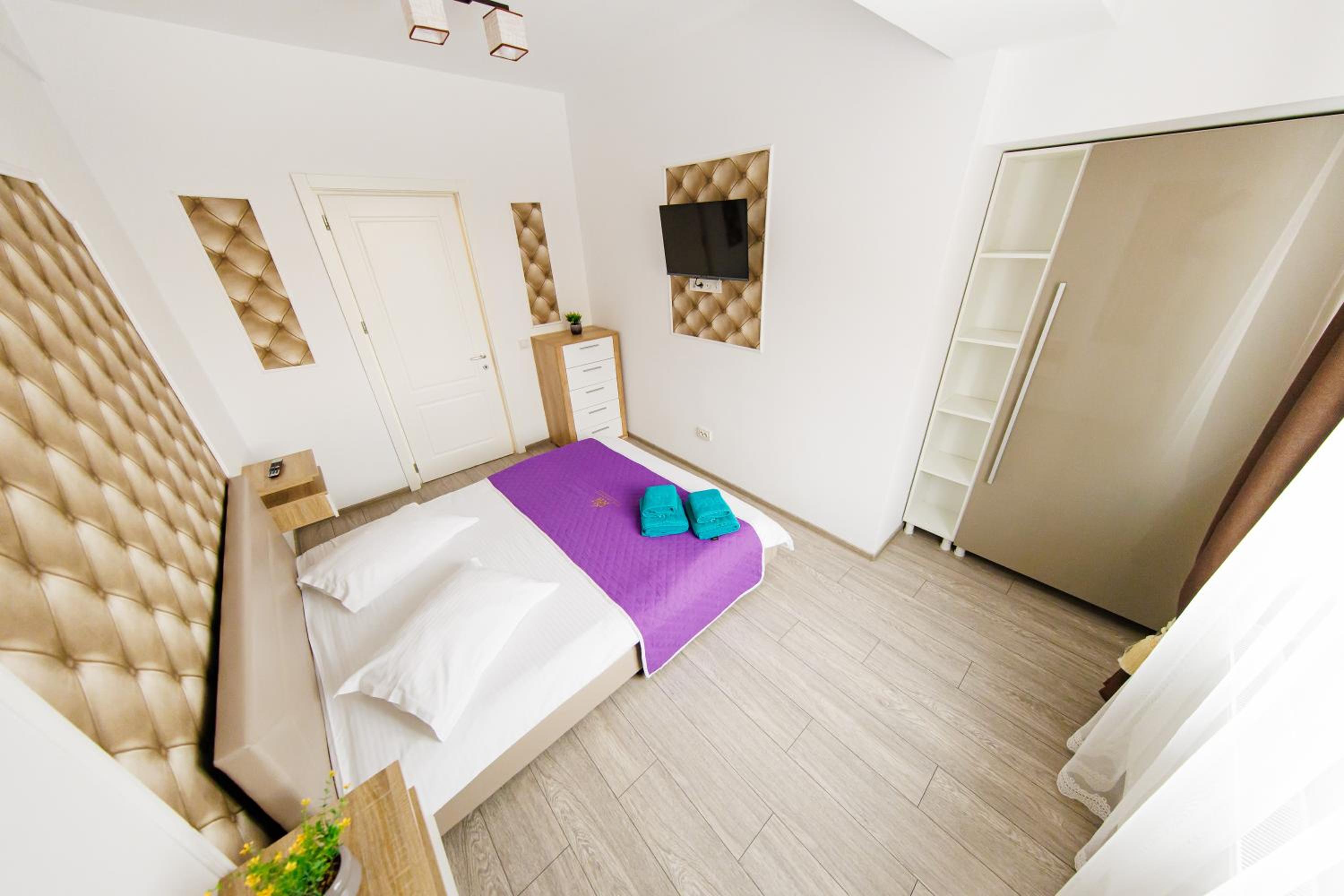 DEKO Apartments & Studios Near Palas Mall - Parking Option