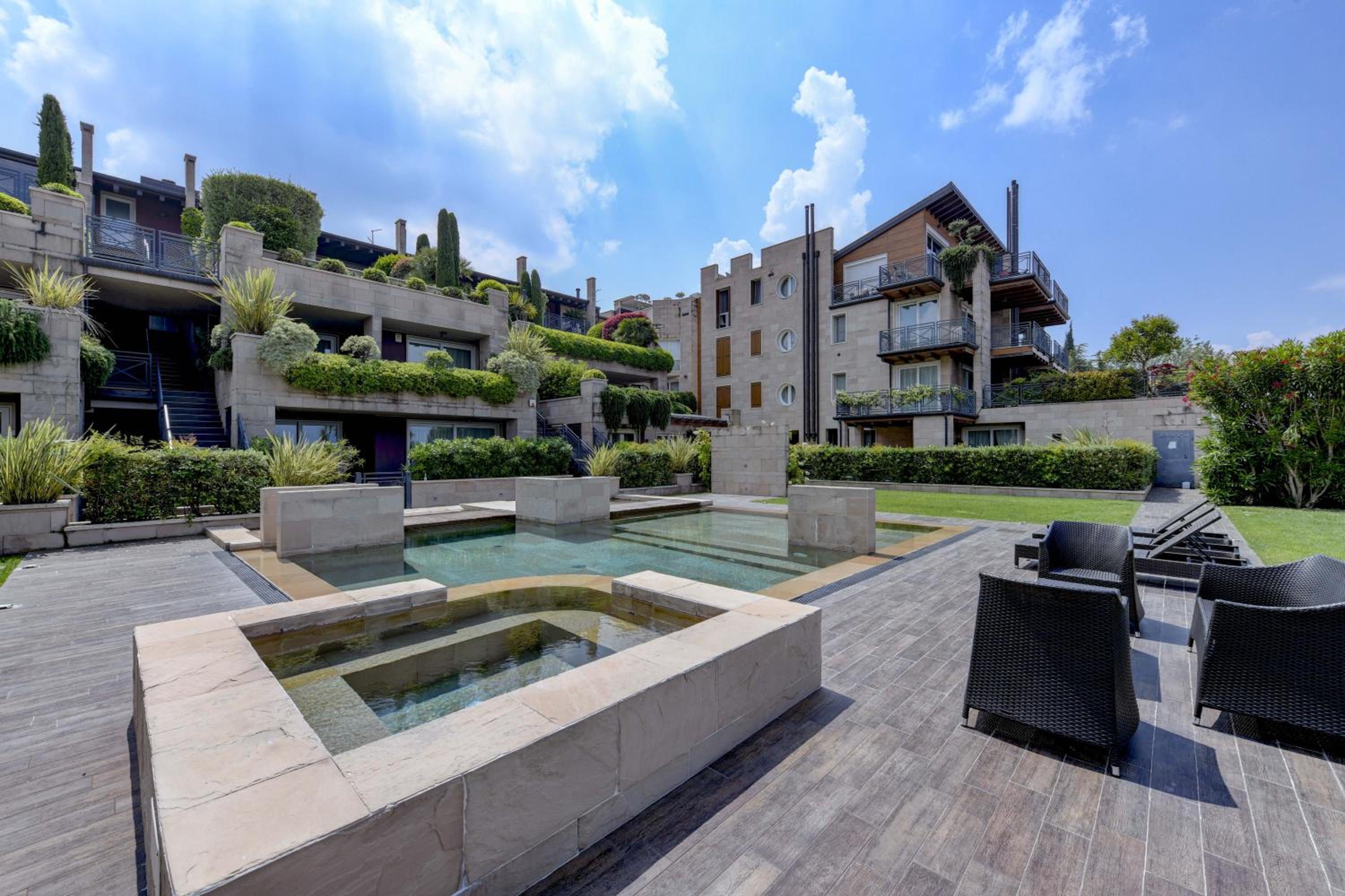 DOLCERIVA - The Lakefront Suite view 2