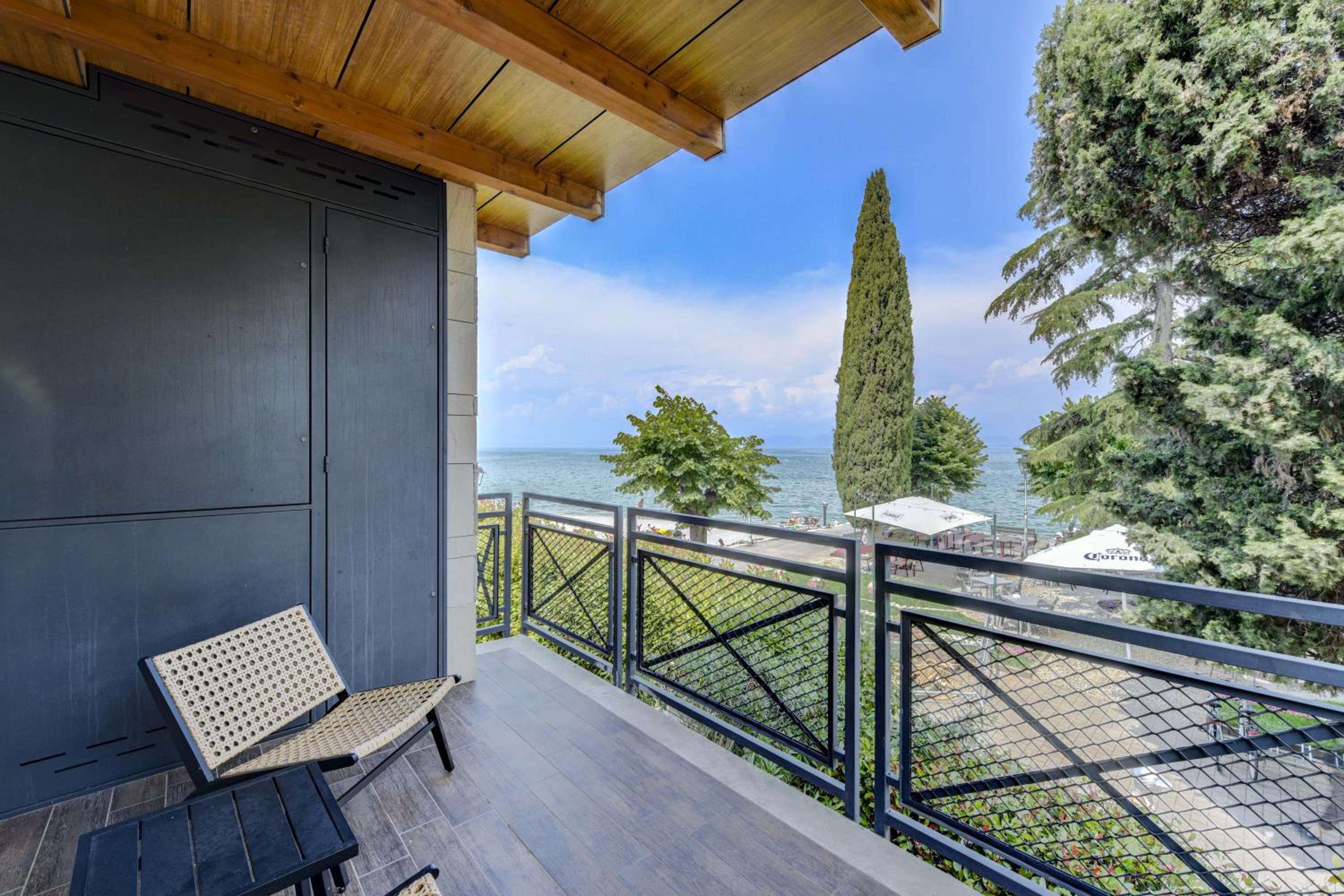 DOLCERIVA - The Lakefront Suite view 4