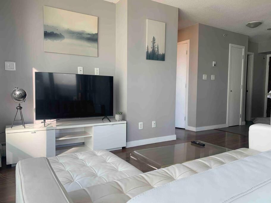 Hotel Modern Spacious Apt Plus Solarium And Den In Downtown Vancouver With Parking And Pool
