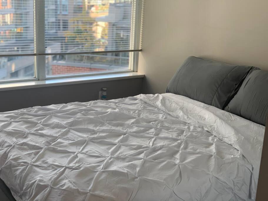 Modern spacious Apt plus Solarium and Den in Downtown Vancouver with Parking and Pool